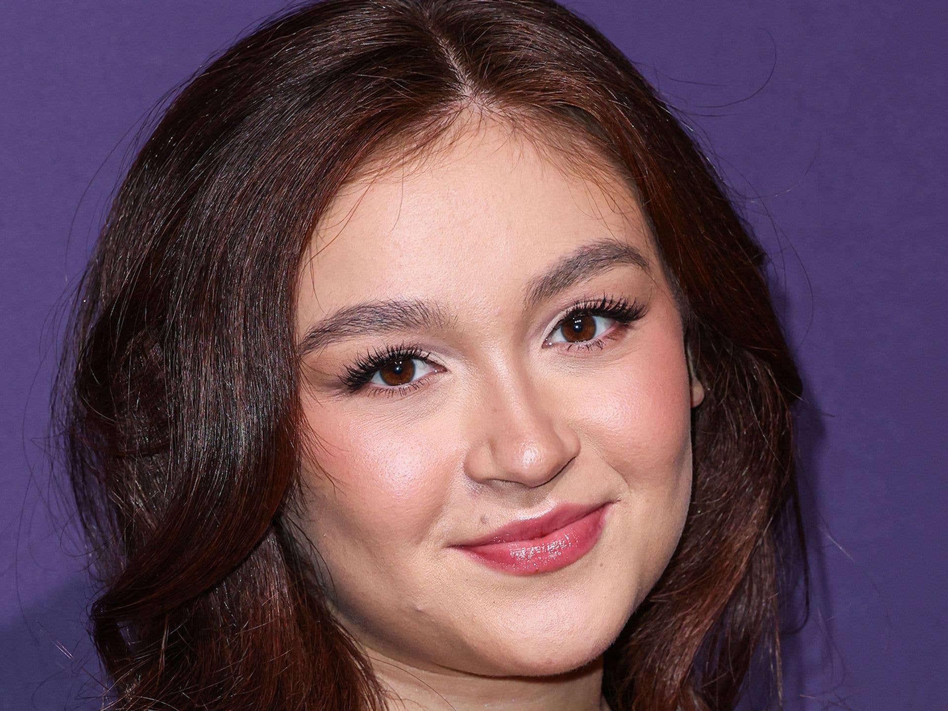 1920x1440 XO Kitty Star Anna Cathcart's Life Off Screen: From College Career To Dating Rumors