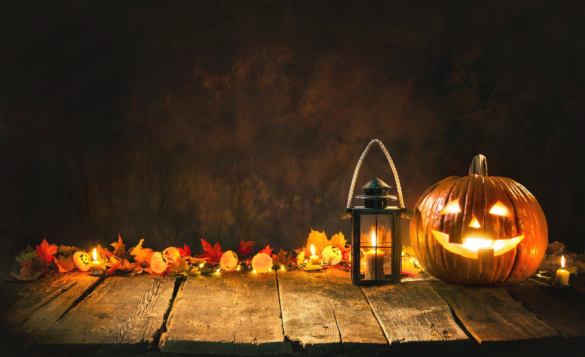 1920x1171 Spooky Halloween Night: 4K Ultra HD Holiday Pumpkin Glow Wallpaperx3688