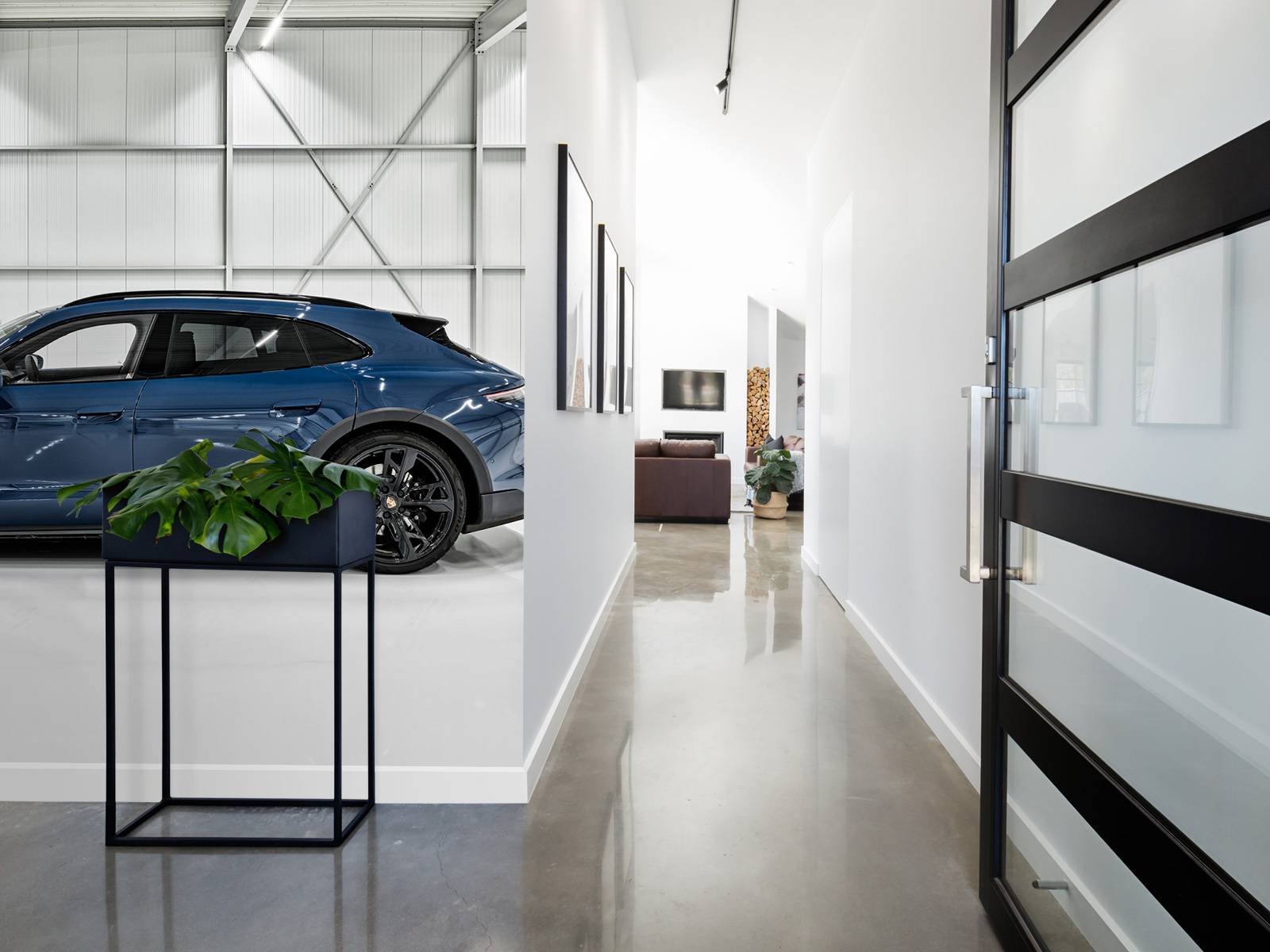 1600x1200 Porsche in industrial hall
