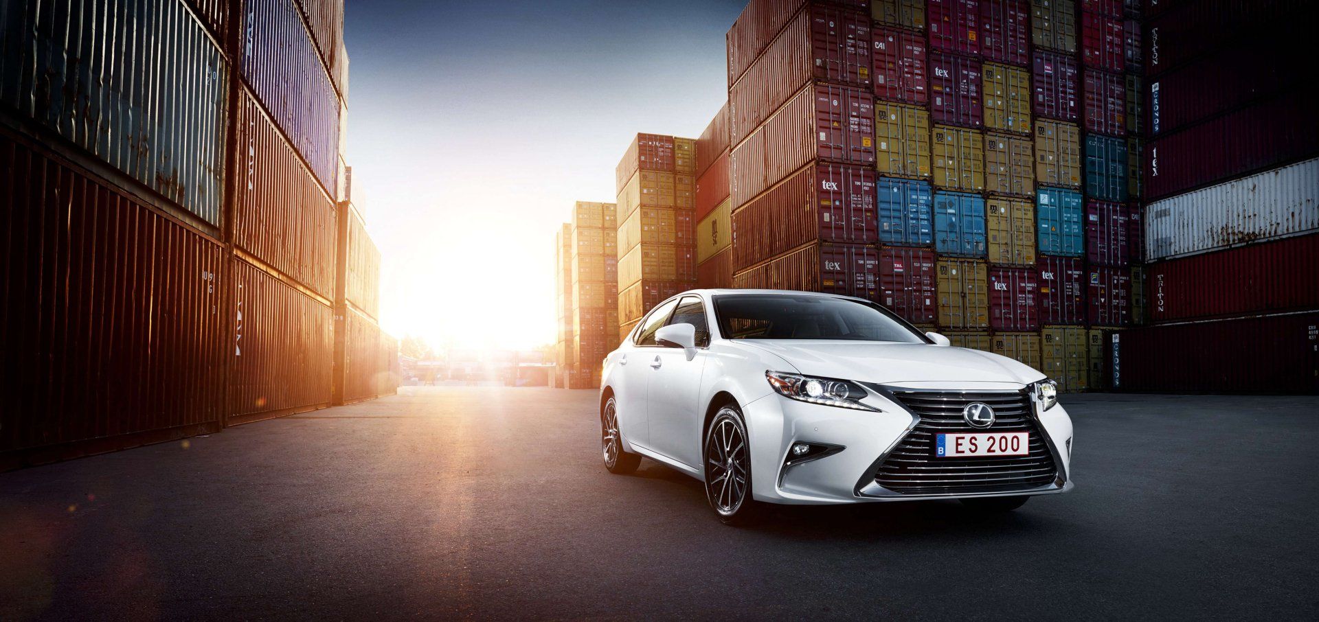 1920x906 White Lexus ES 2K Quad HD Wallpaper