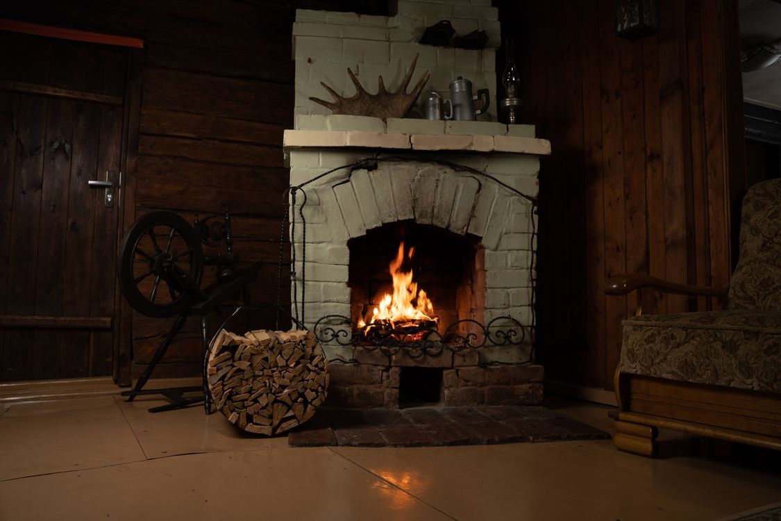 1125x750 Fire in Fireplace in Room · Free