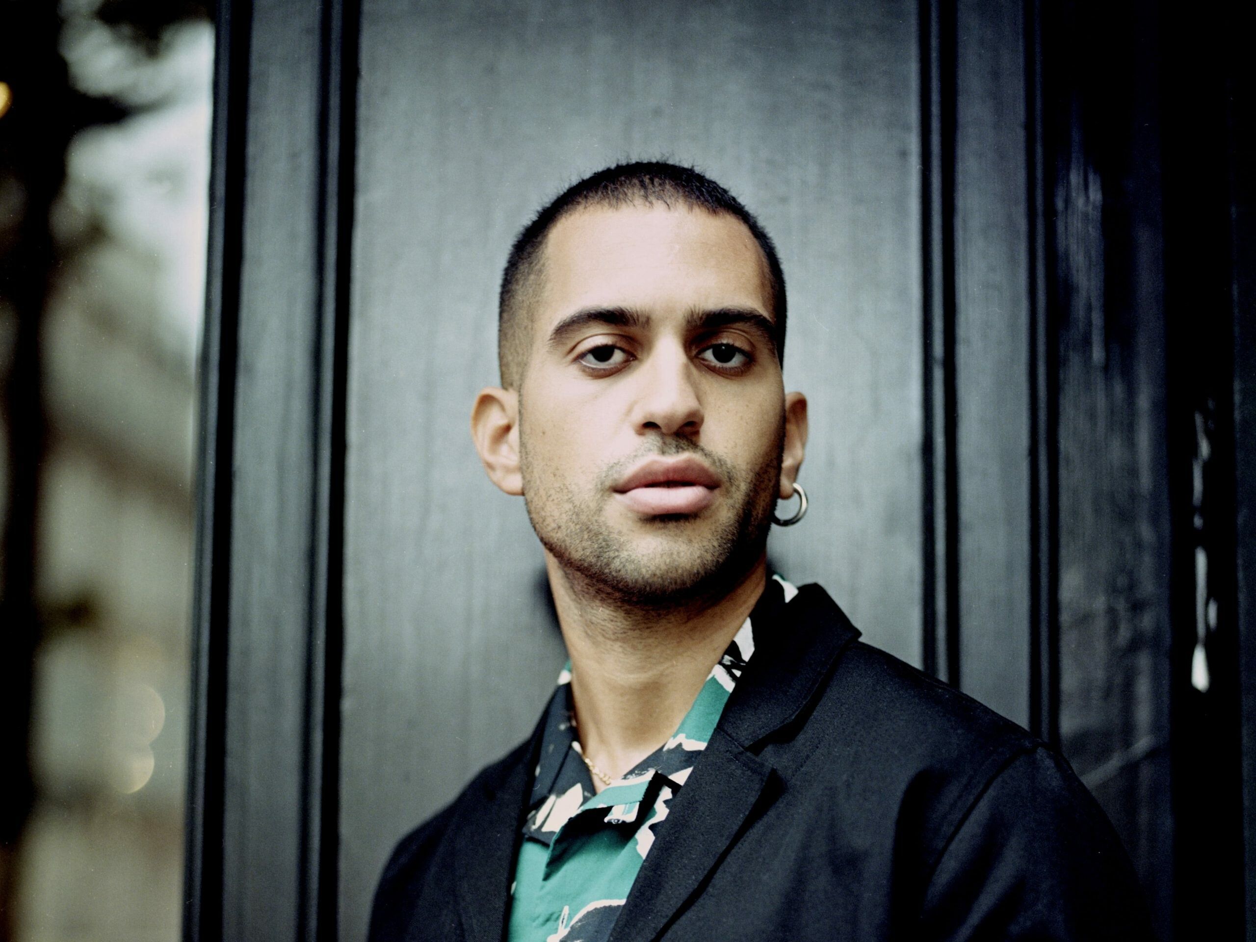 2560x1920 Mahmood (Singer) Wallpaper