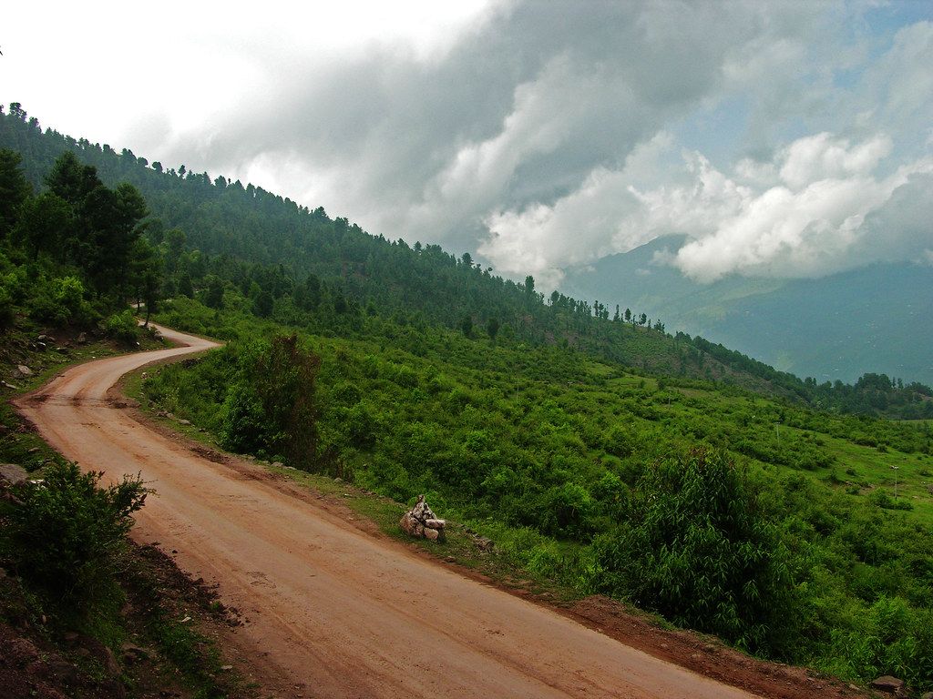 1024x768 Approaching Mehmood Gali. Green Meadows near Mehmood Gali