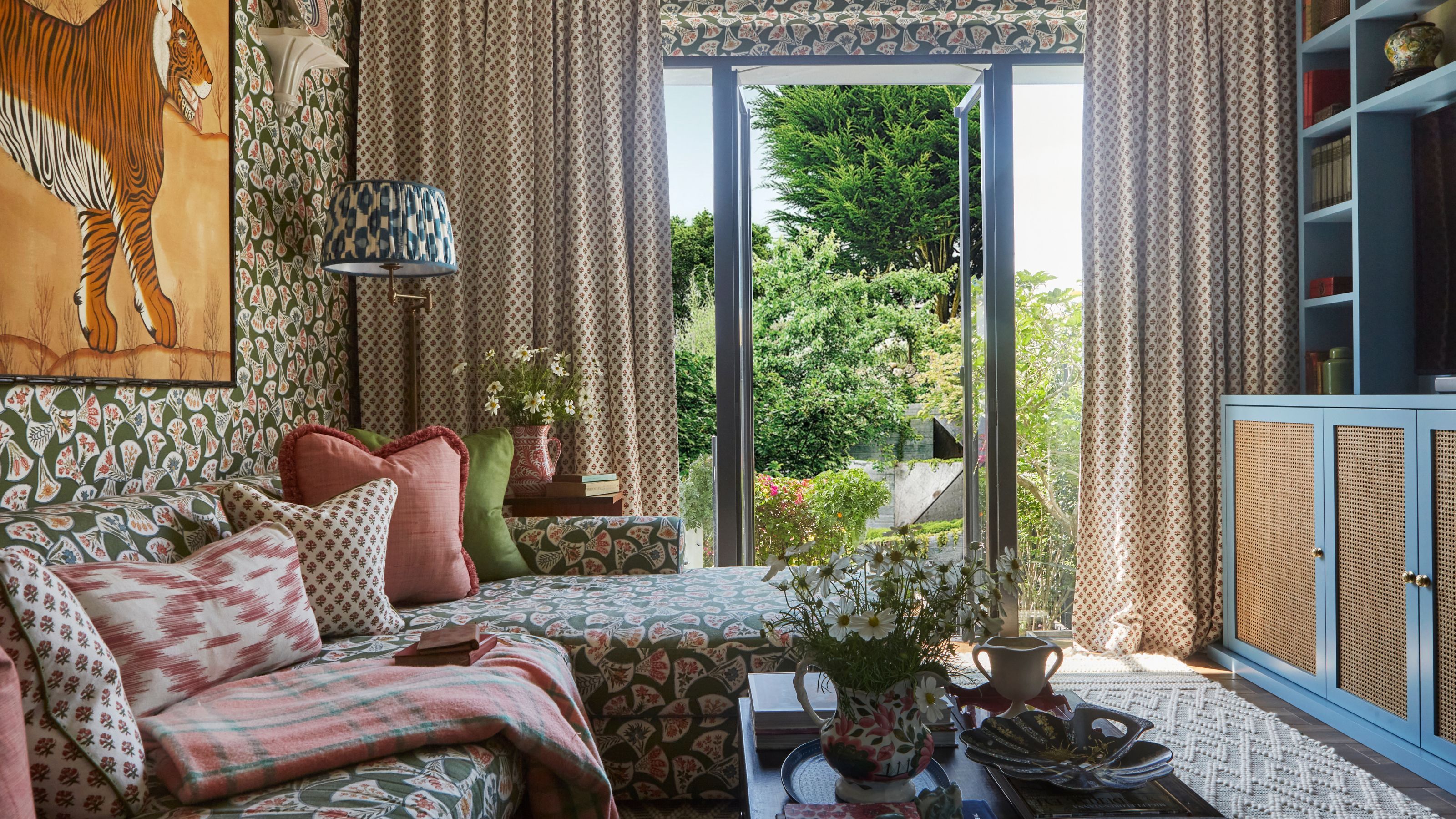 3200x1800 How Elizabeth Hay Made a Pattern Drenched Snug Calm and Cozy. Homes and Gardens