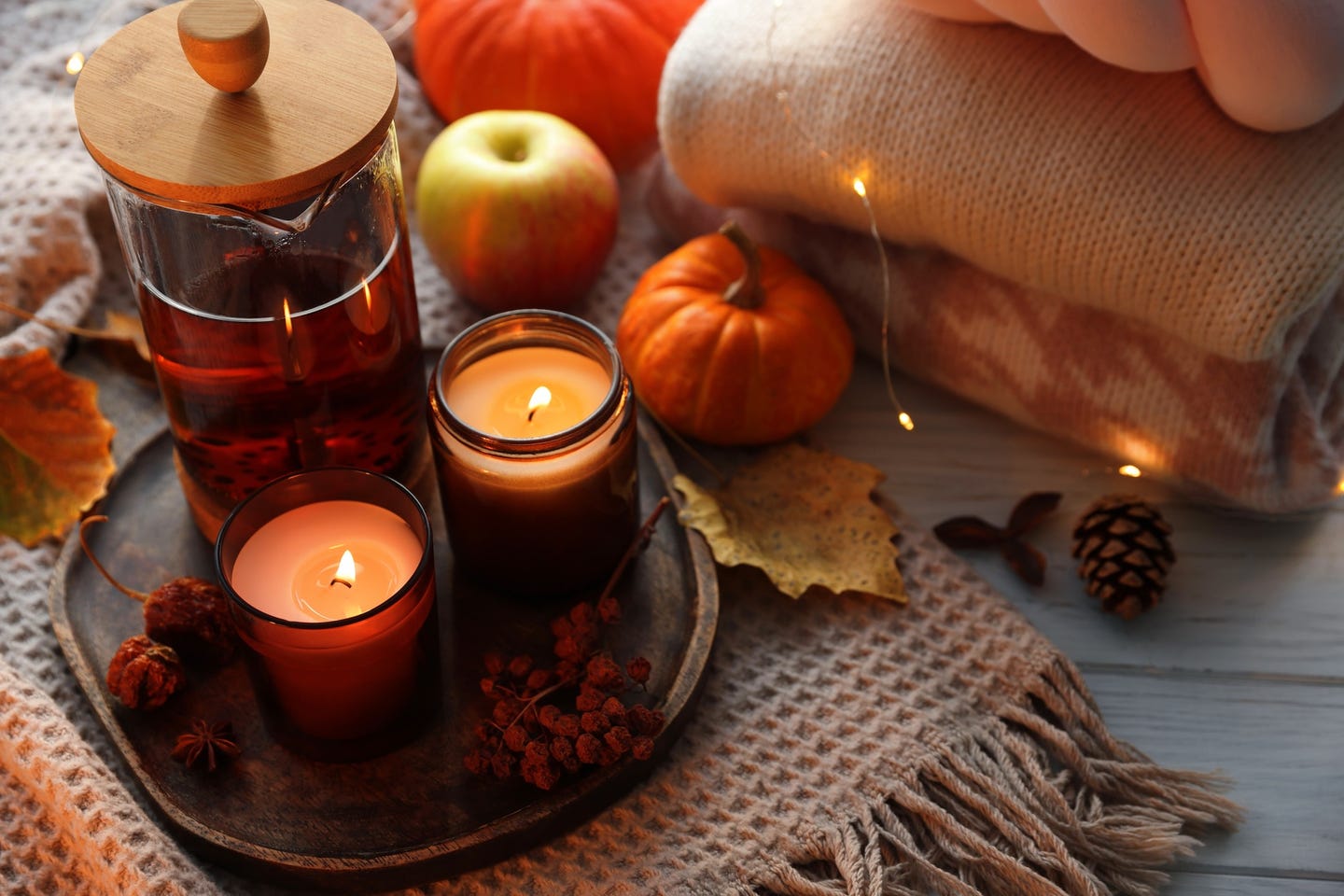 1440x960 Experts Say “Candlescaping” Is the Secret to a Cozy Home This Fall