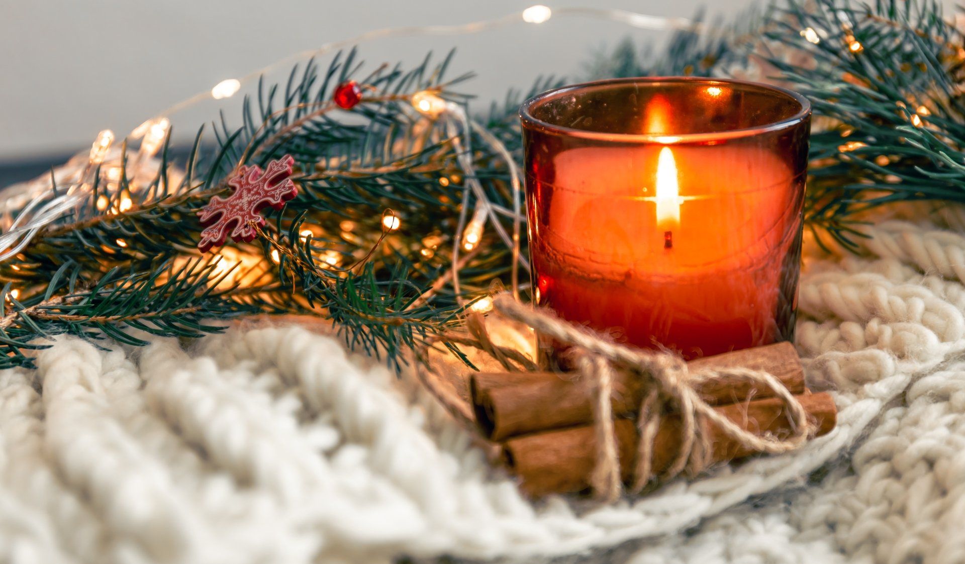 1920x1122 Cozy Candle Glow: 4K Ultra HD Winter Photographyx3082
