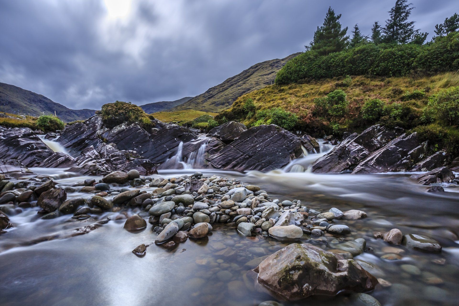 1920x1280 4K Ultra HD River Stones: Serene Pebble Landscape in Naturex3840