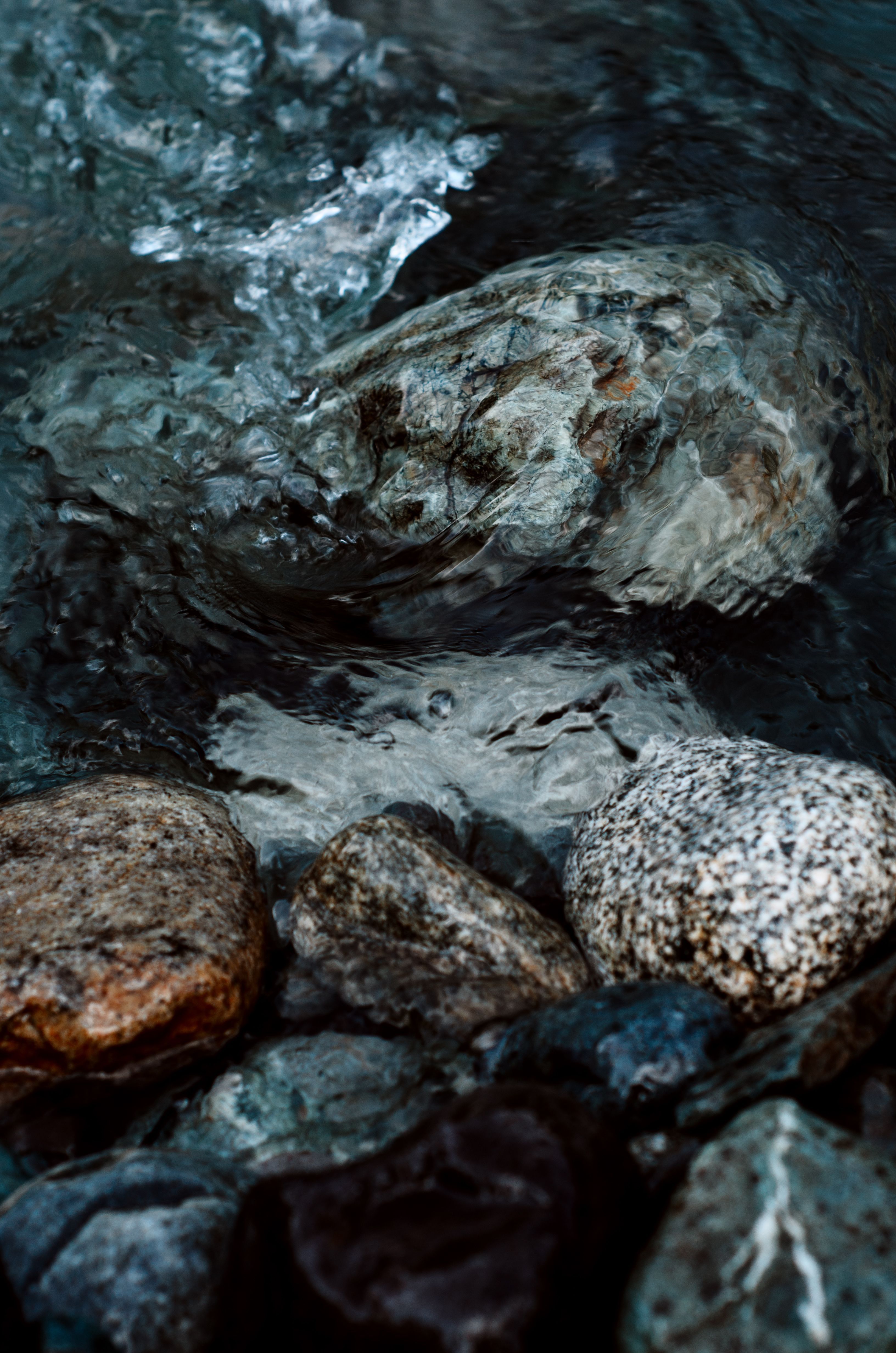 3264x4928 Clsoe Up Of Stones In A River · Free