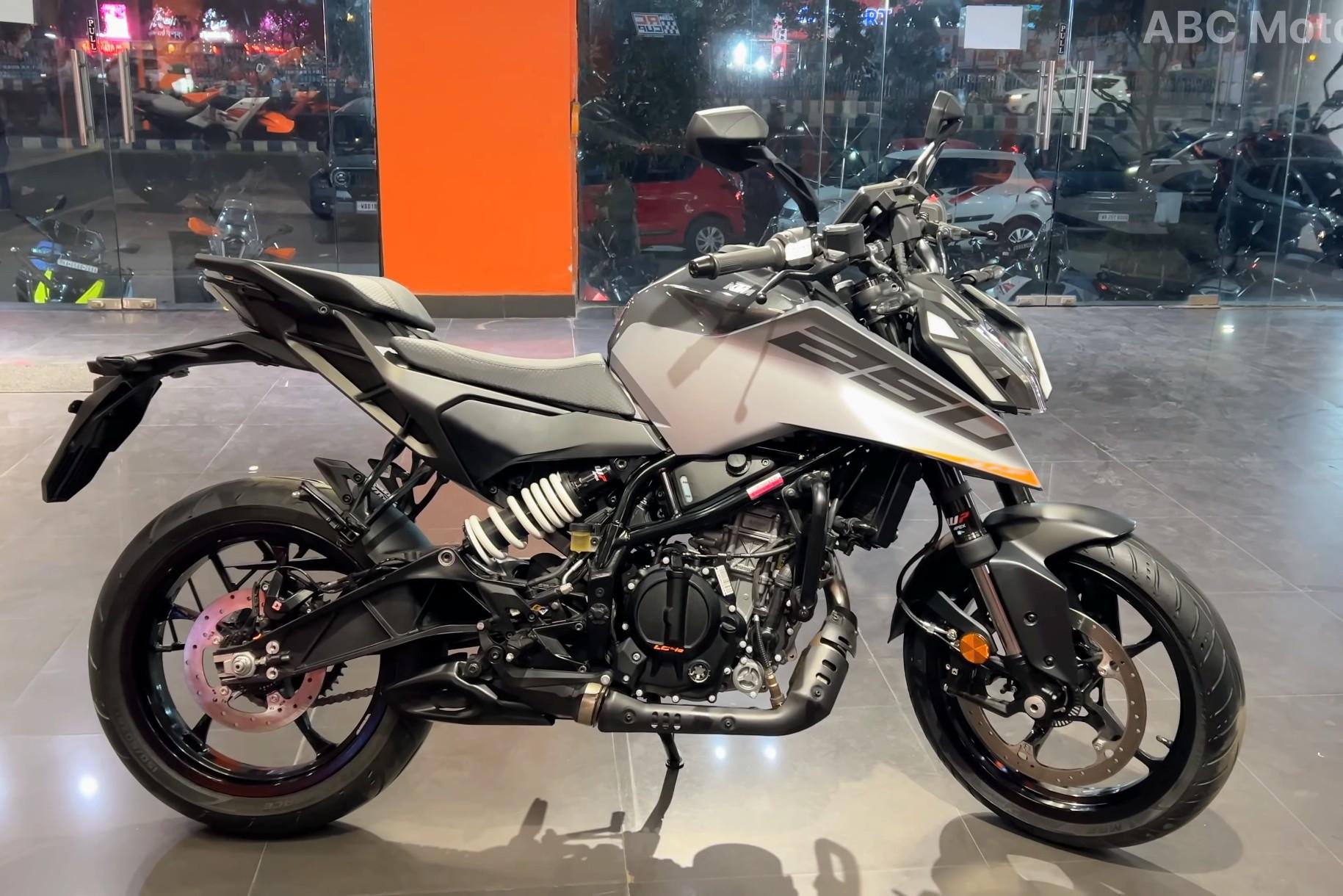 1829x1220 Duke 250 Silver Metallic Matt