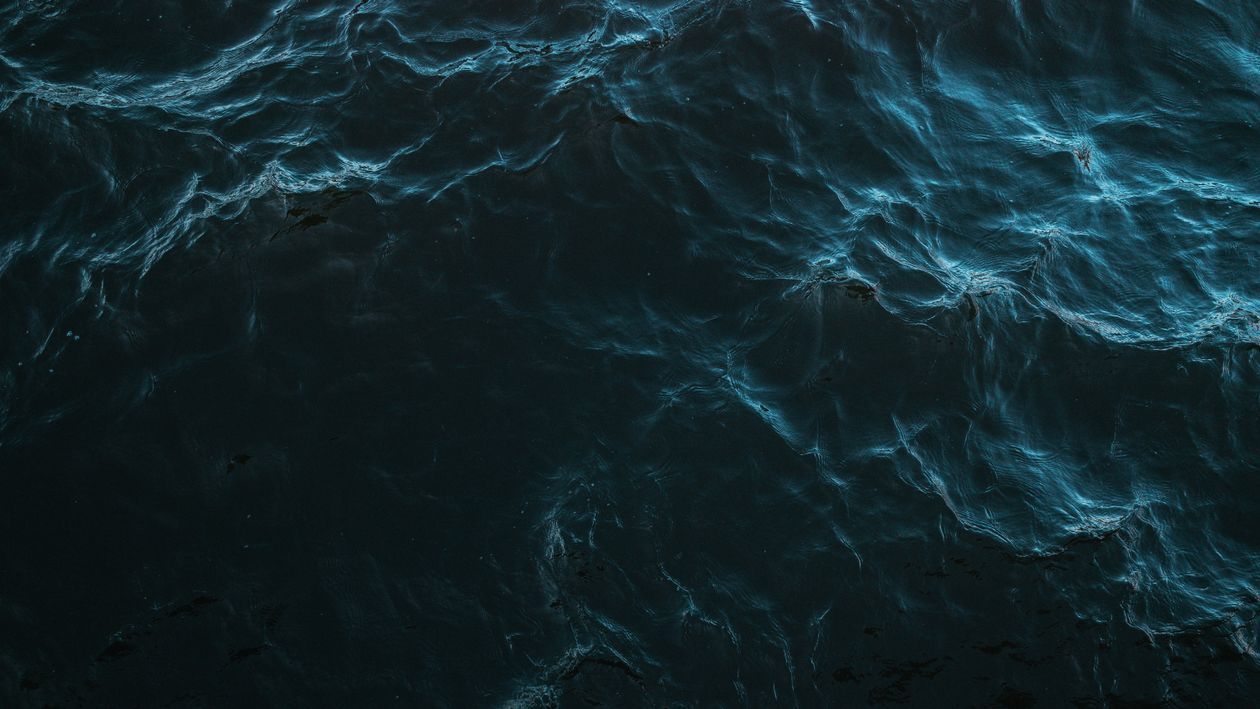1260x709 Abstract View of Dark Ocean Waves · Free