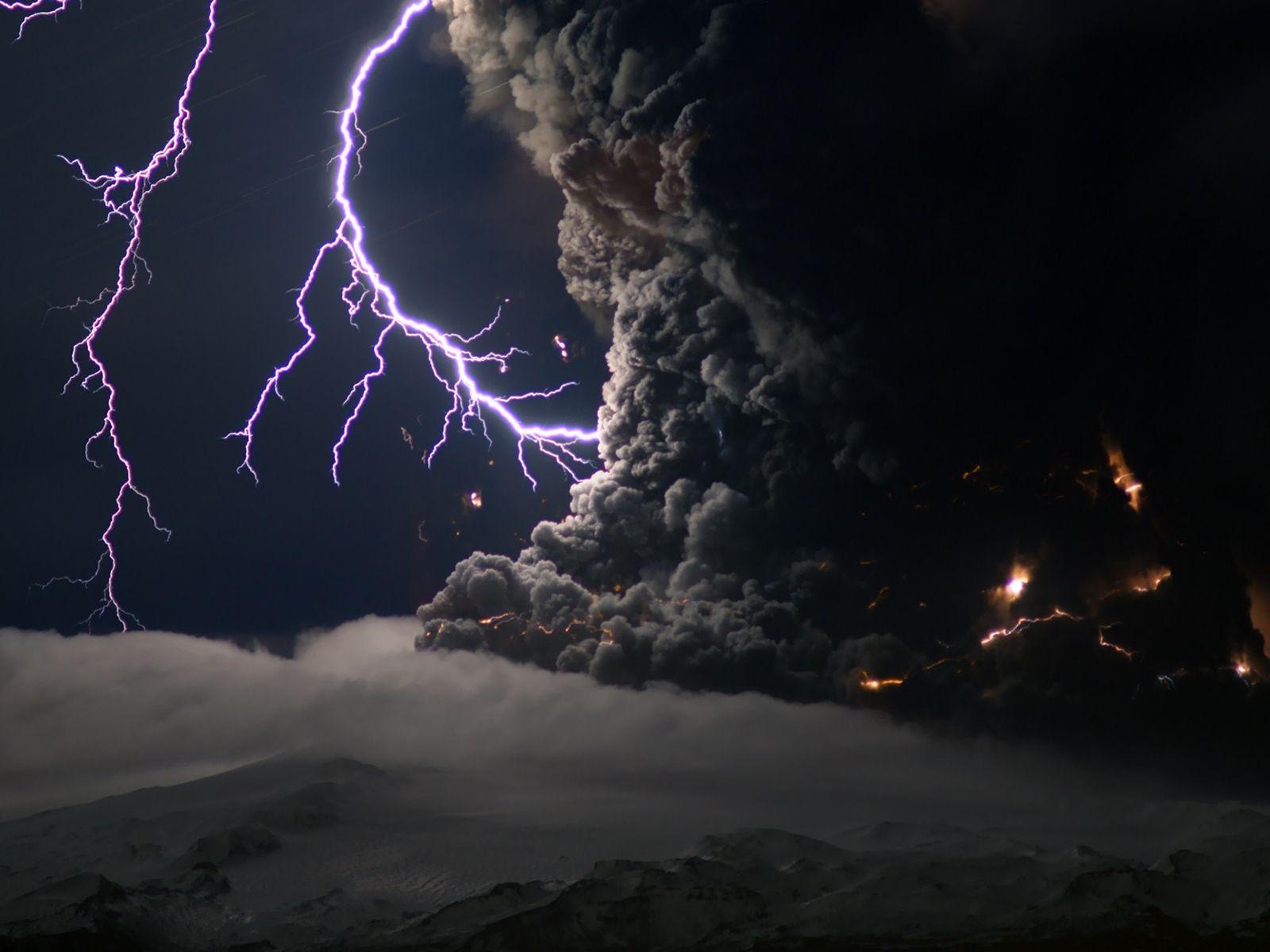 1600x1200 Lightning Background