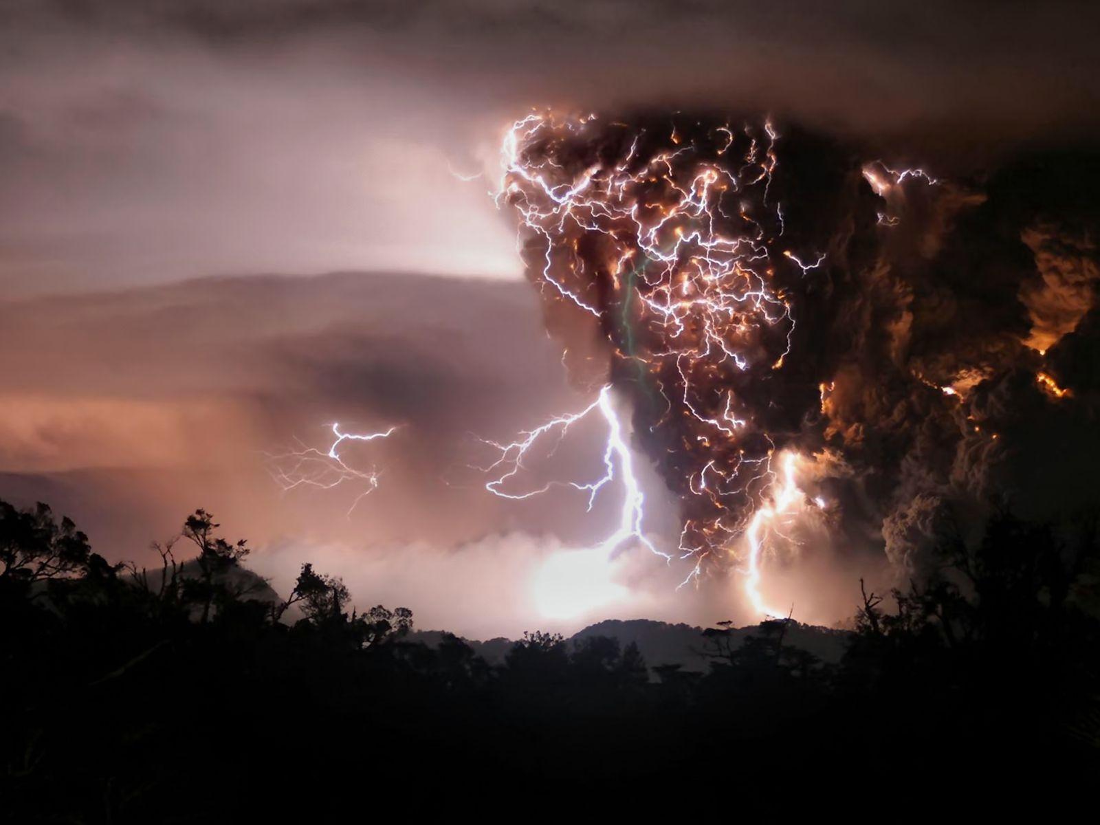 1600x1200 Storm Wallpaper