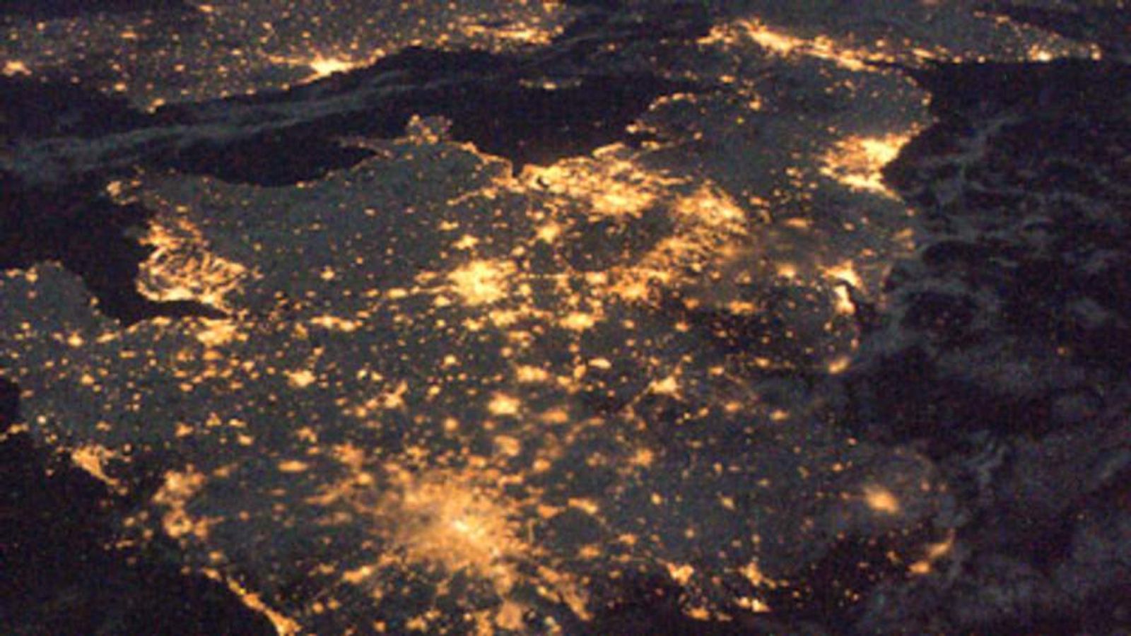 1600x900 Light Fantastic: Britain Glows In Space Pics