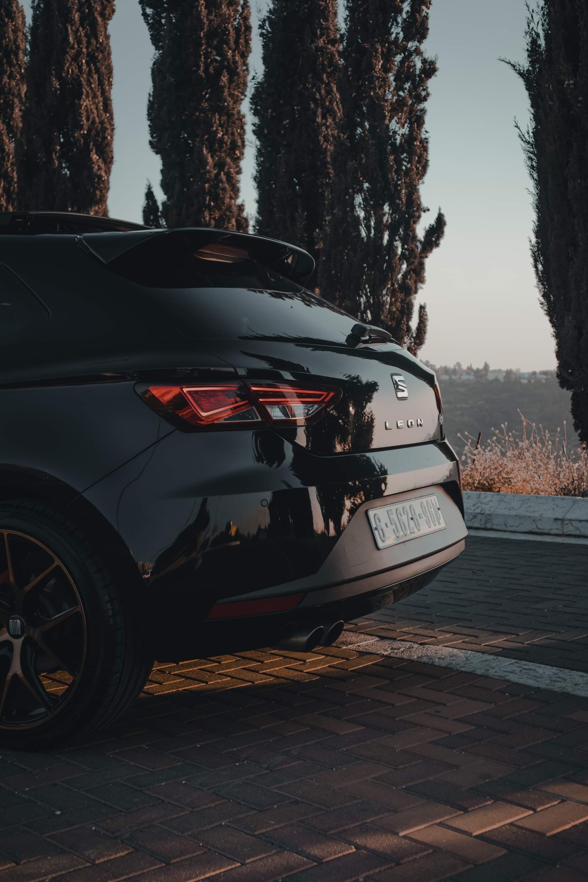 2048x3072 Clear Sky over Black Seat Leon · Free