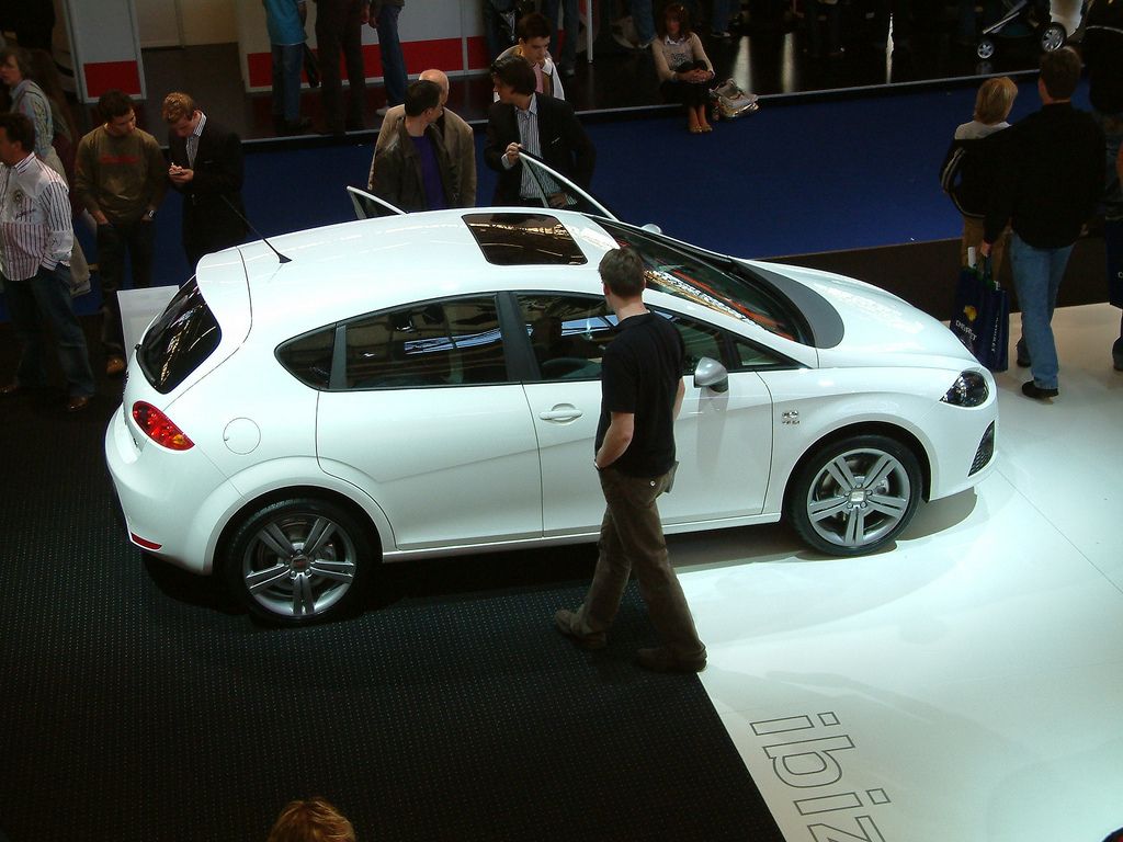 1024x768 SEAT Leon FR white