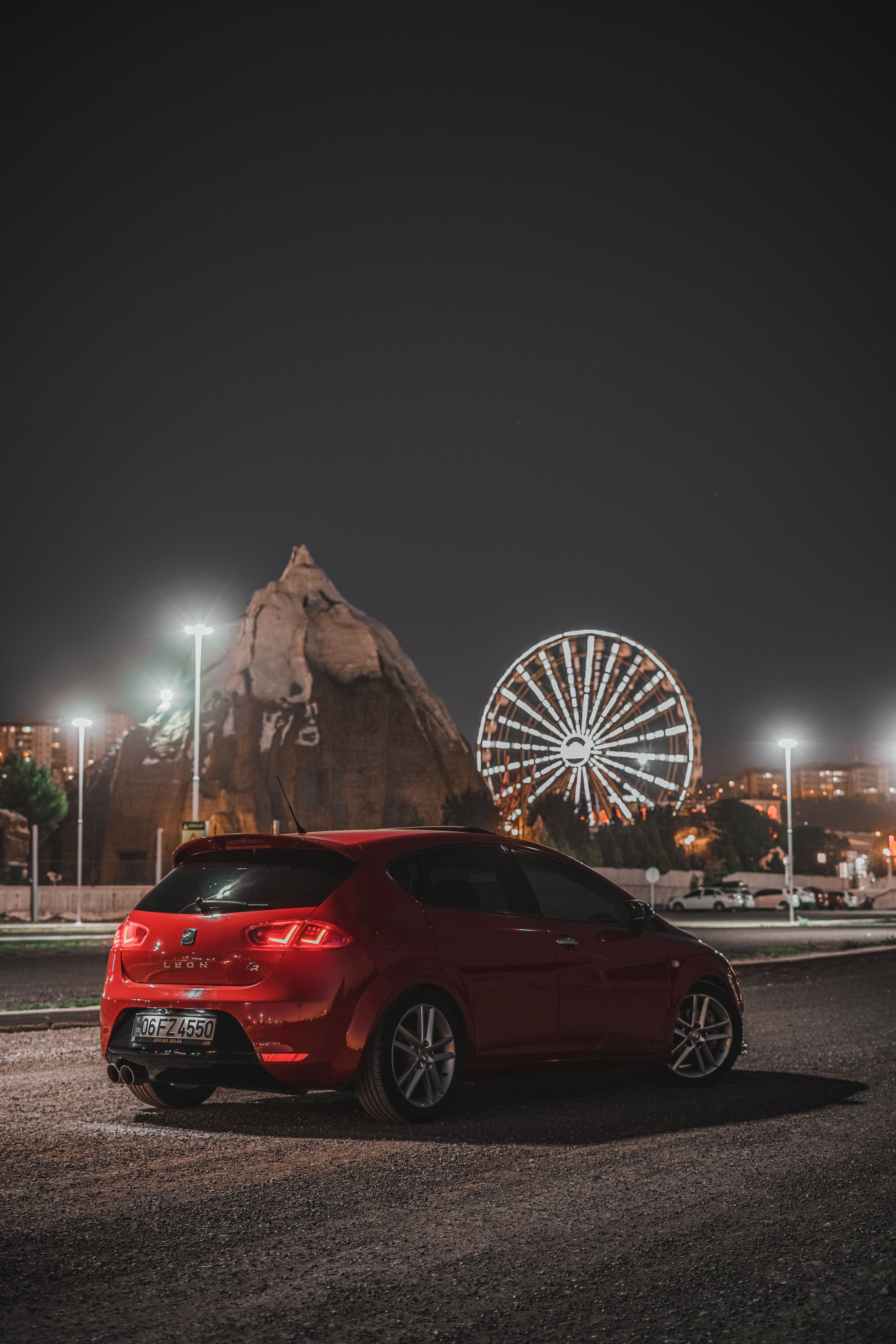 5304x7952 A Parked SEAT Leon Car on the Road during the Night · Free