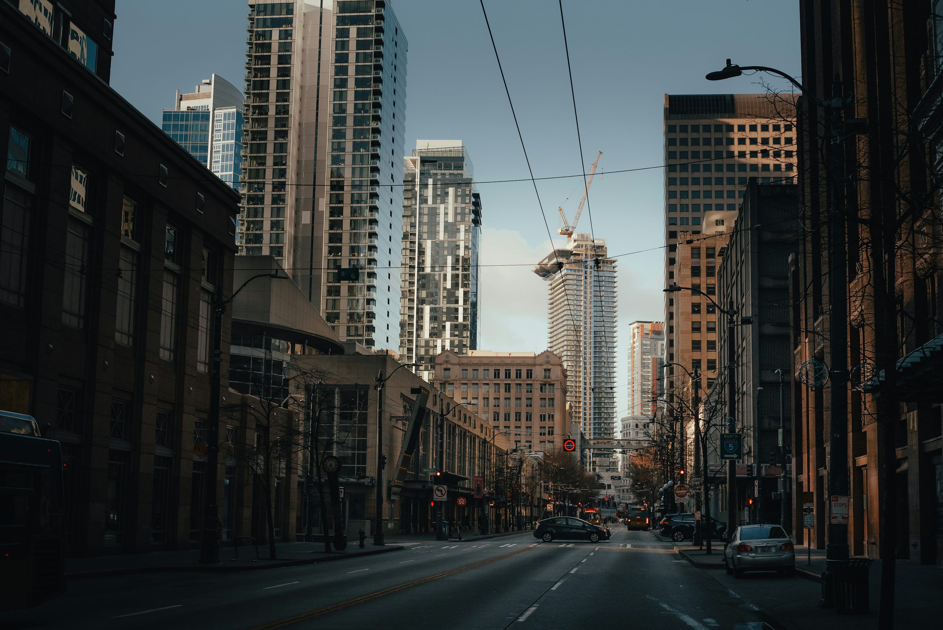 3000x2004 A city street filled with tall buildings and traffic