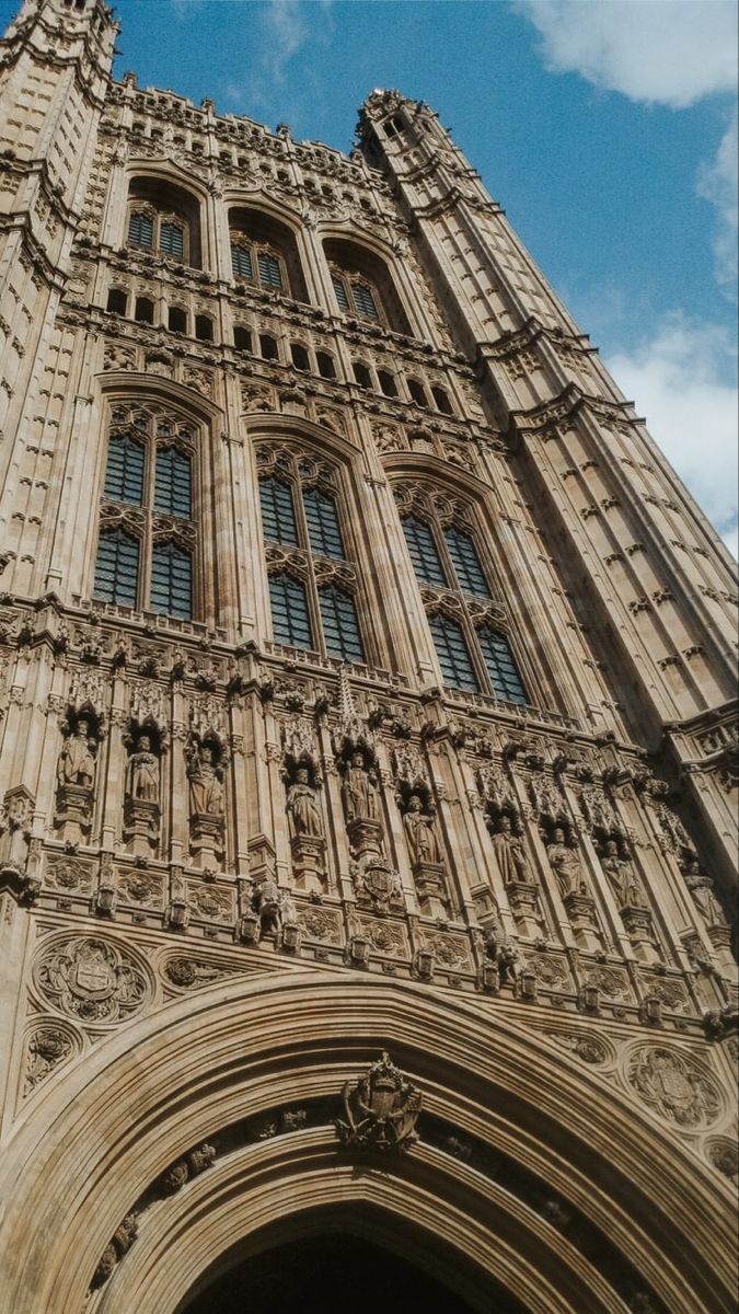 675x1200 Old Building London Architecture Wallpaper. Architecture phone wallpaper, Architecture wallpaper iphone, Historic architecture wallpaper