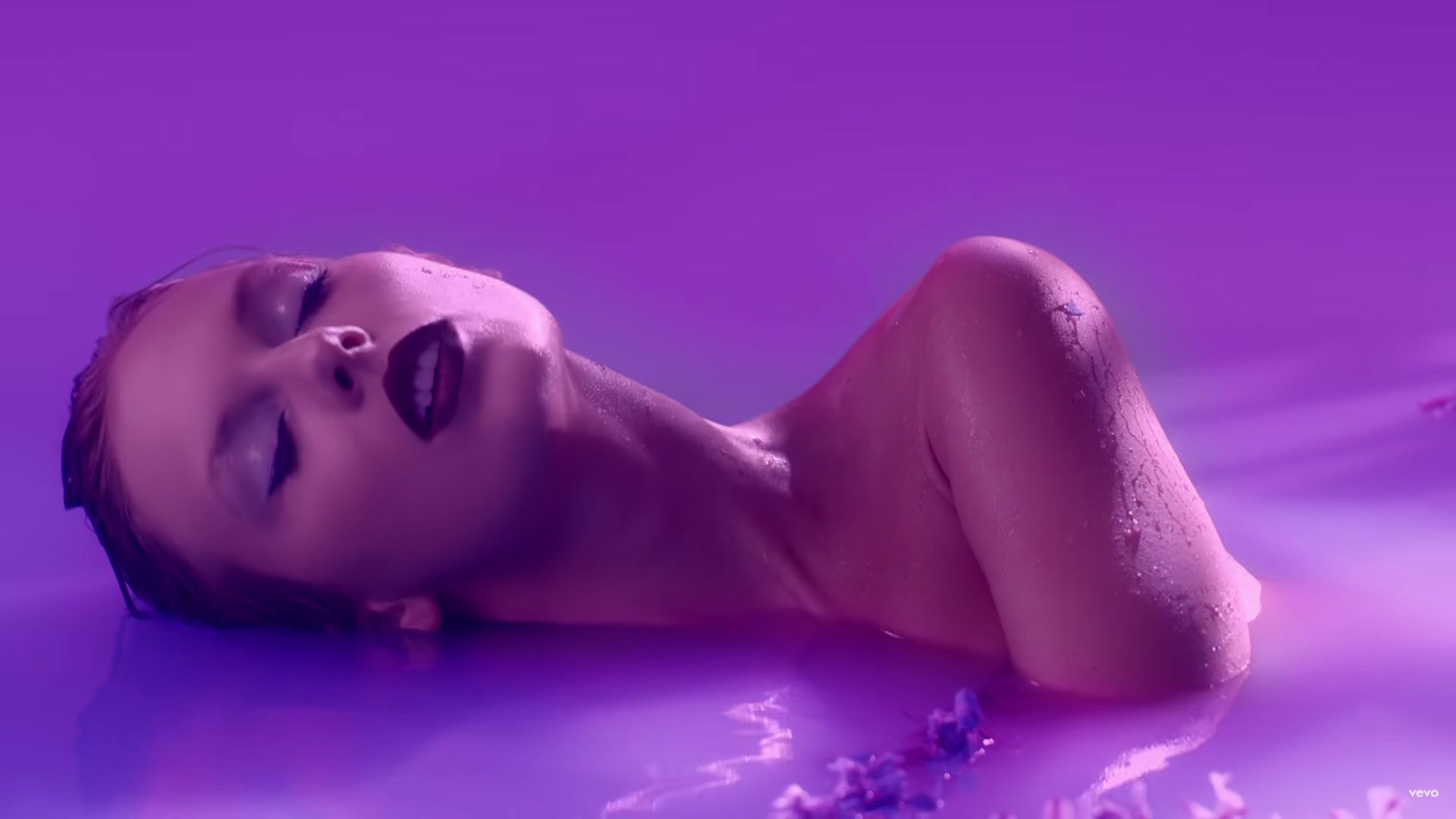 1920x1080 Taylor Swift releases 'Lavender Haze' video