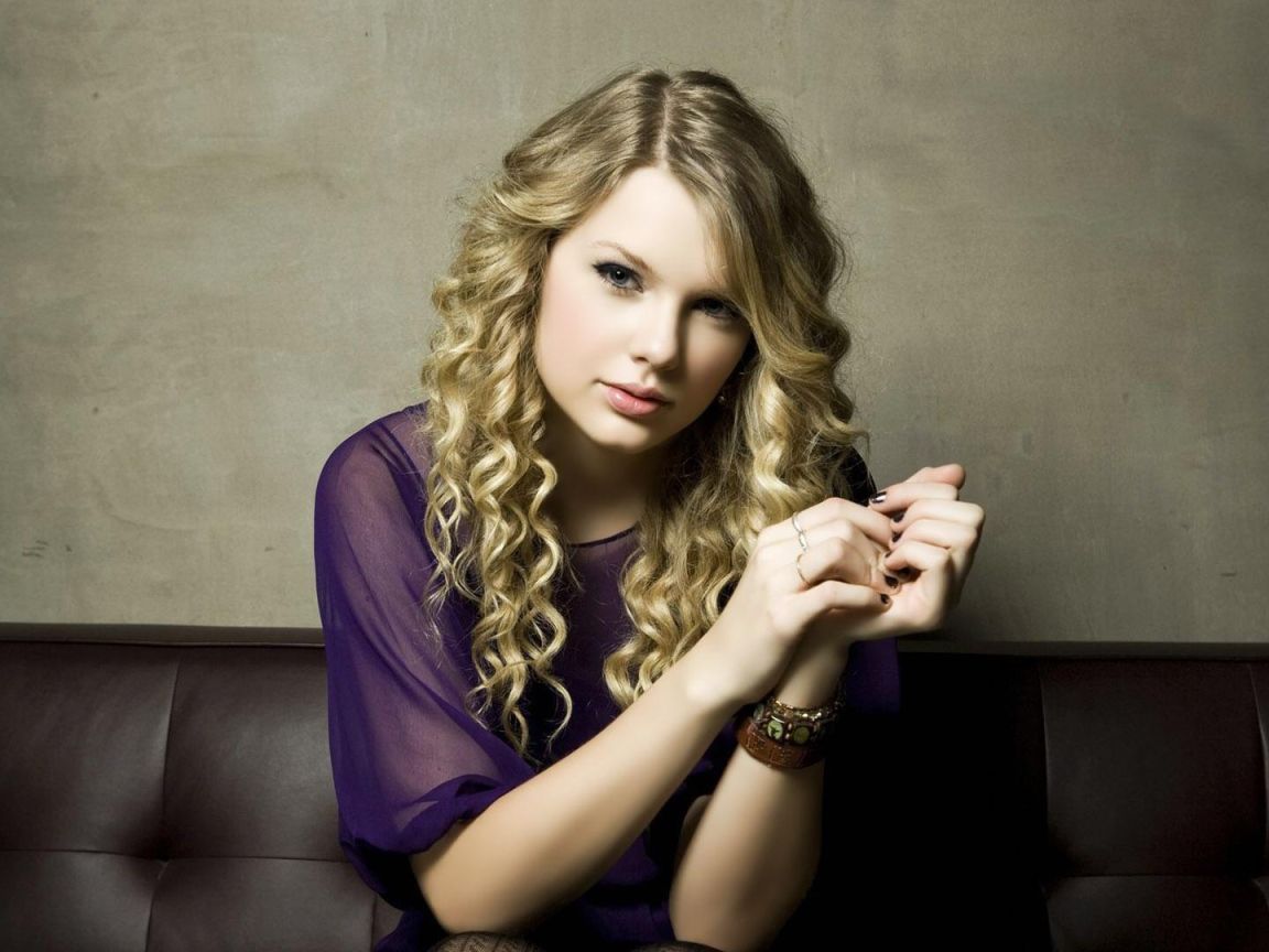 1152x864 Taylor Swift in purple shirt Desktop wallpaper 1152x864