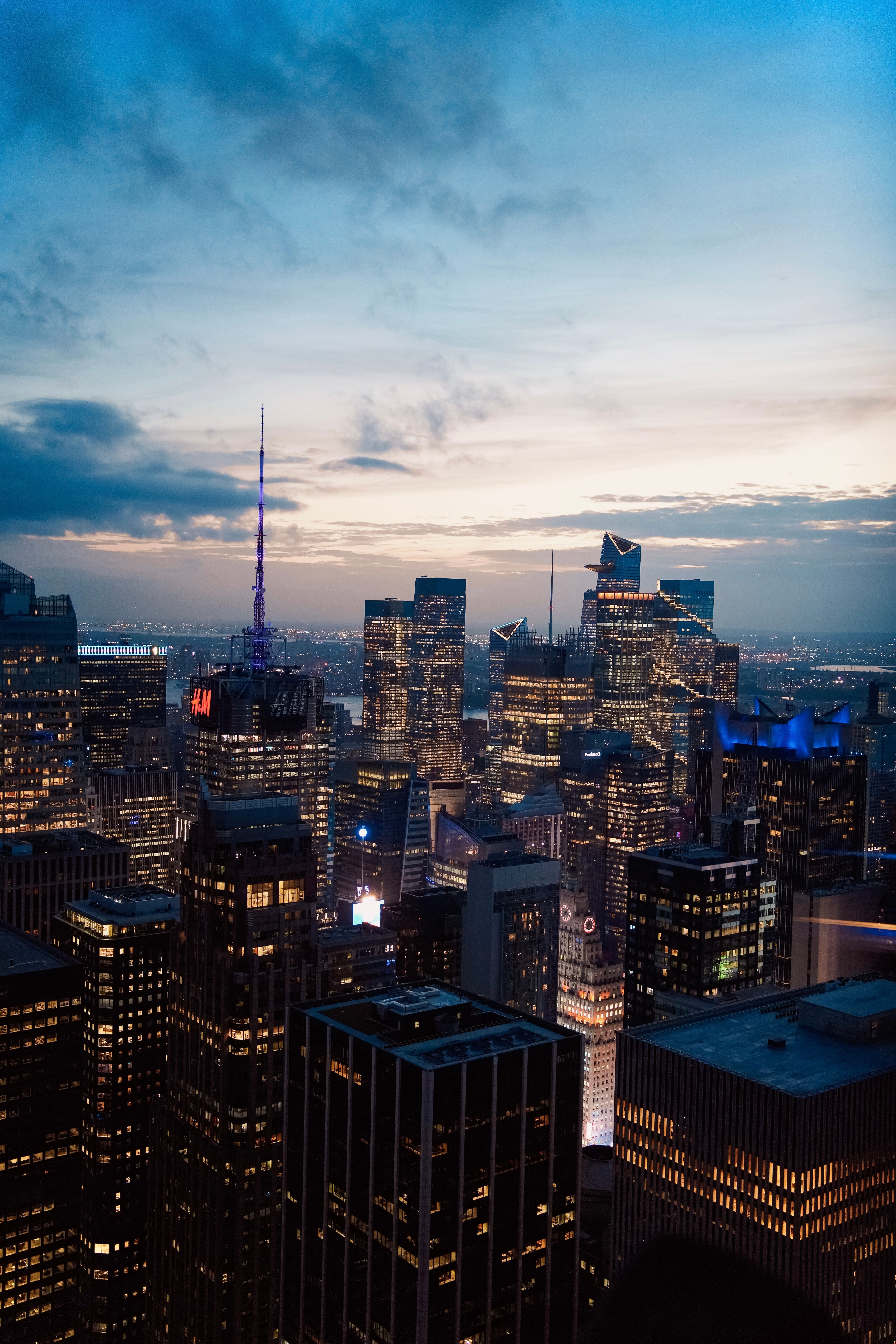 4672x7008 New York City Skyline at Dusk: Vibrant Cityscape · Free