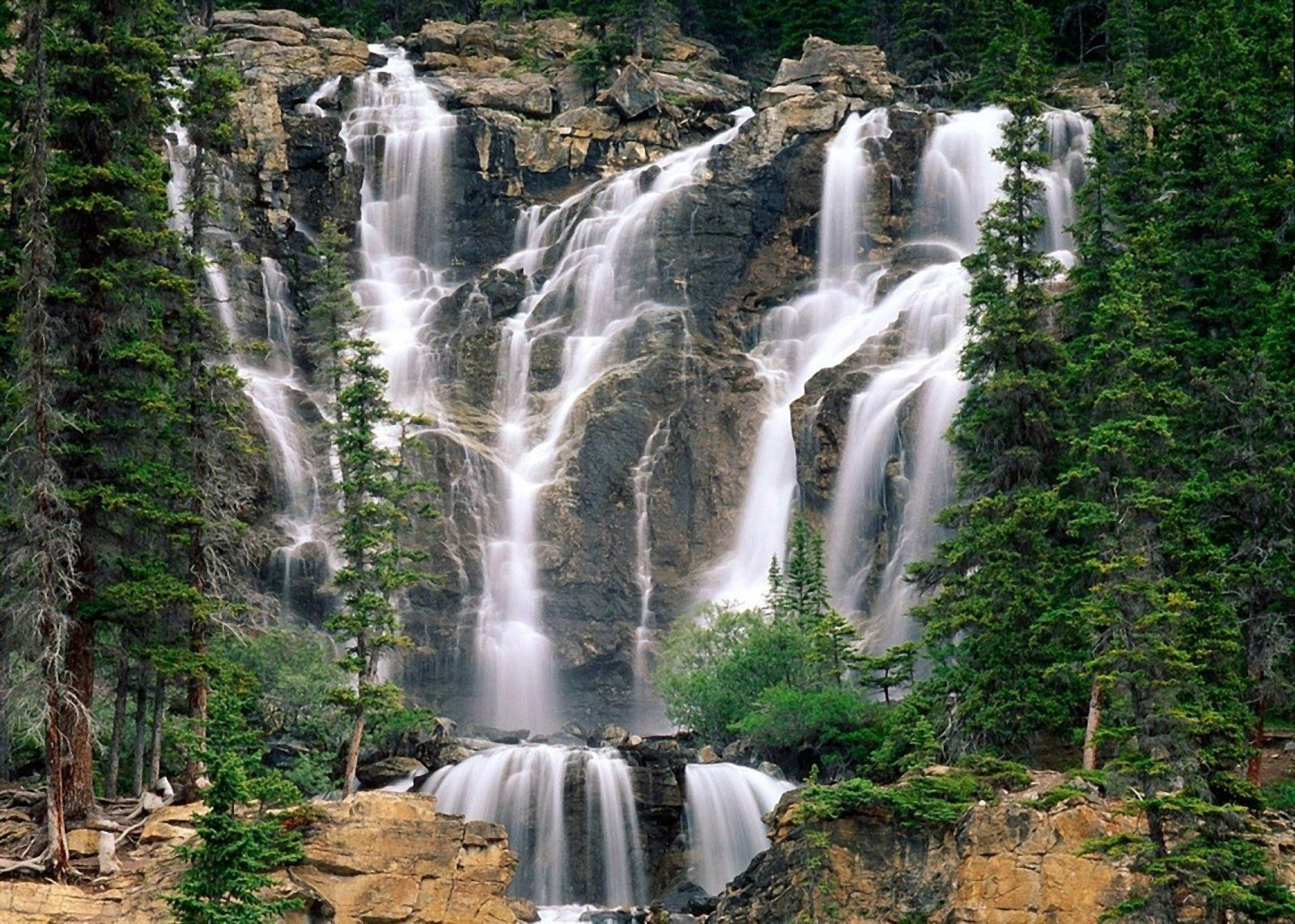 1600x1142 Majestic Canadian Mountain Waterfall
