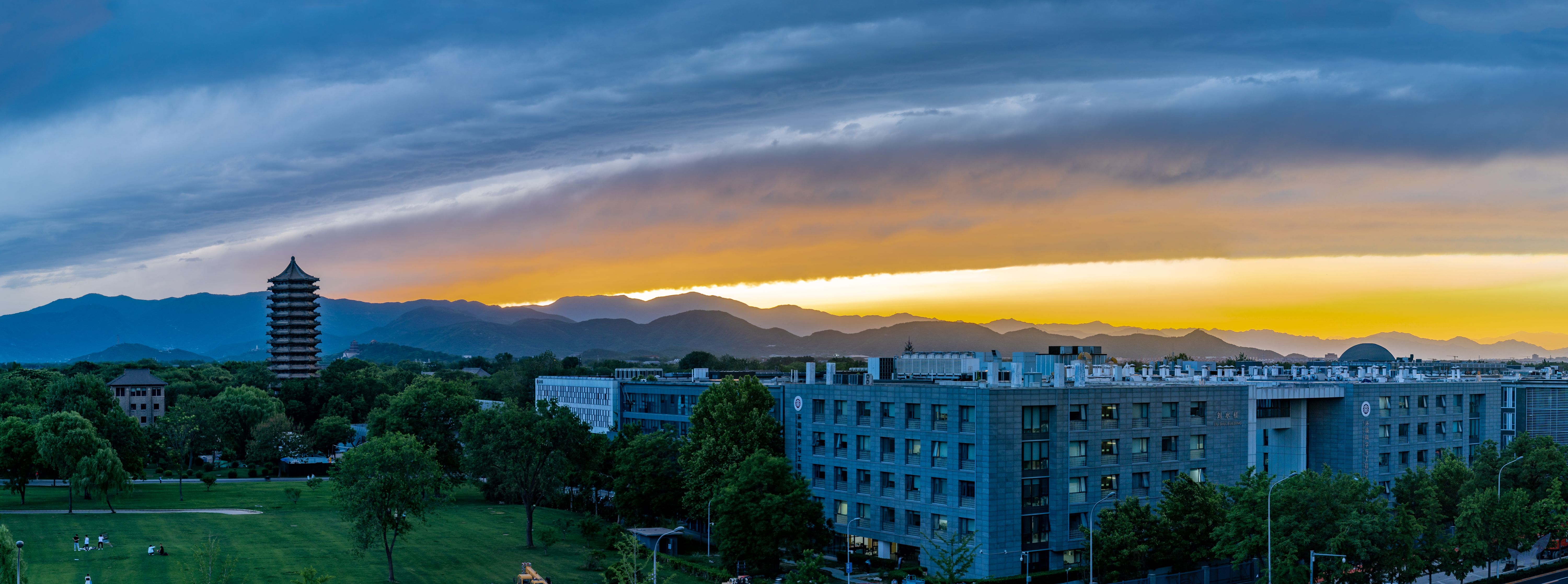 6000x2235 A panoramic view of Peking University, coated in breathtaking sunset