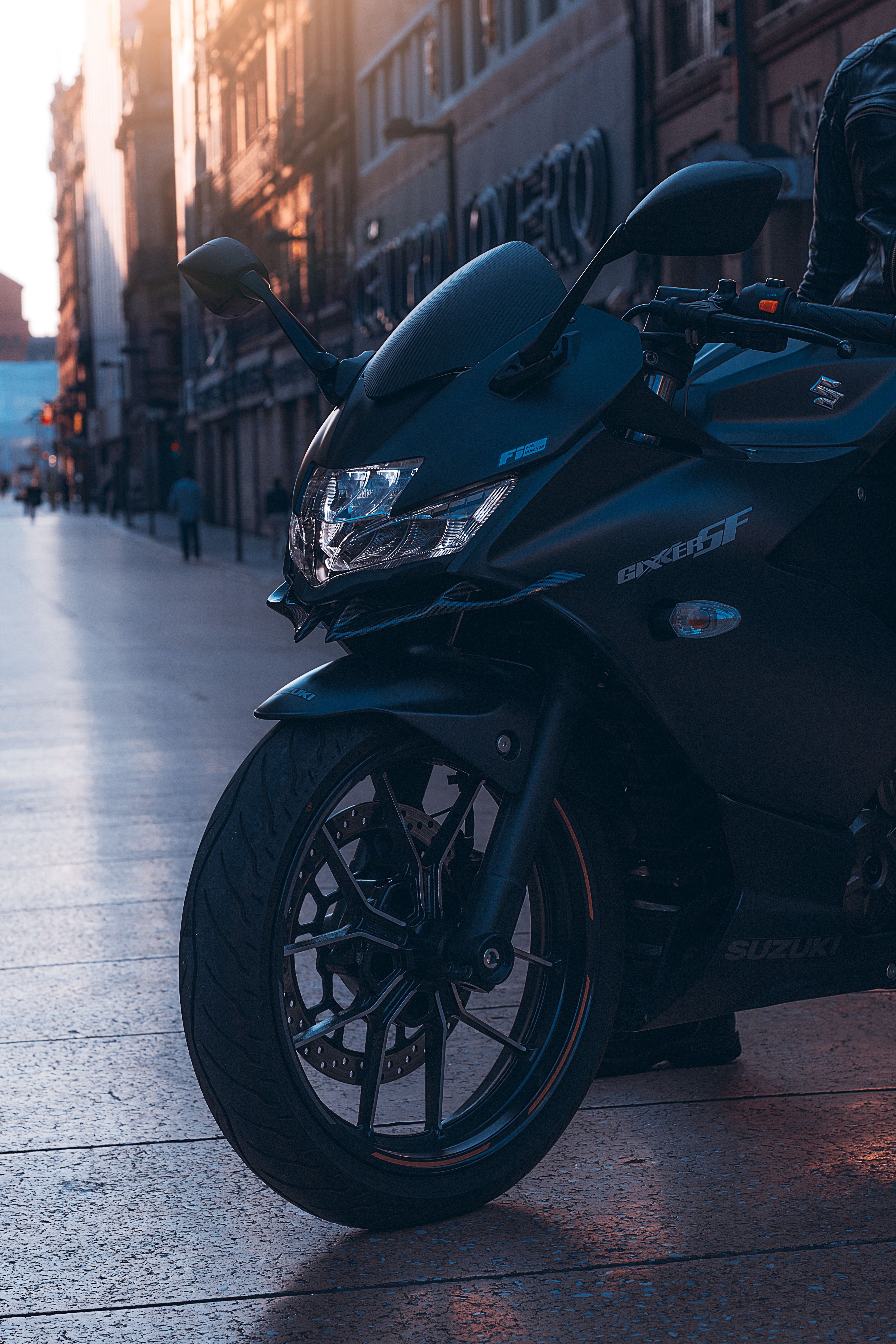4000x6000 Close Up Of A Suzuki Gixxer SF 250 · Free