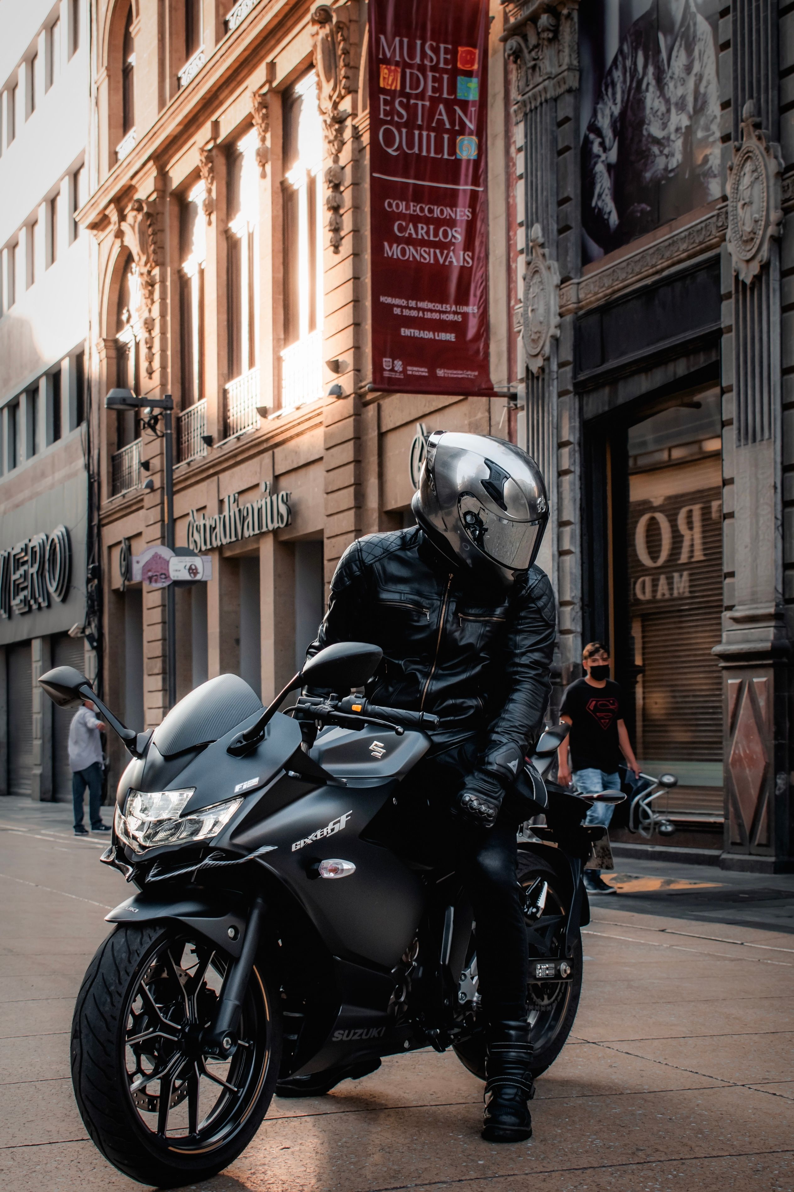 2527x3792 Close Up Of A Suzuki Gixxer SF 250 · Free