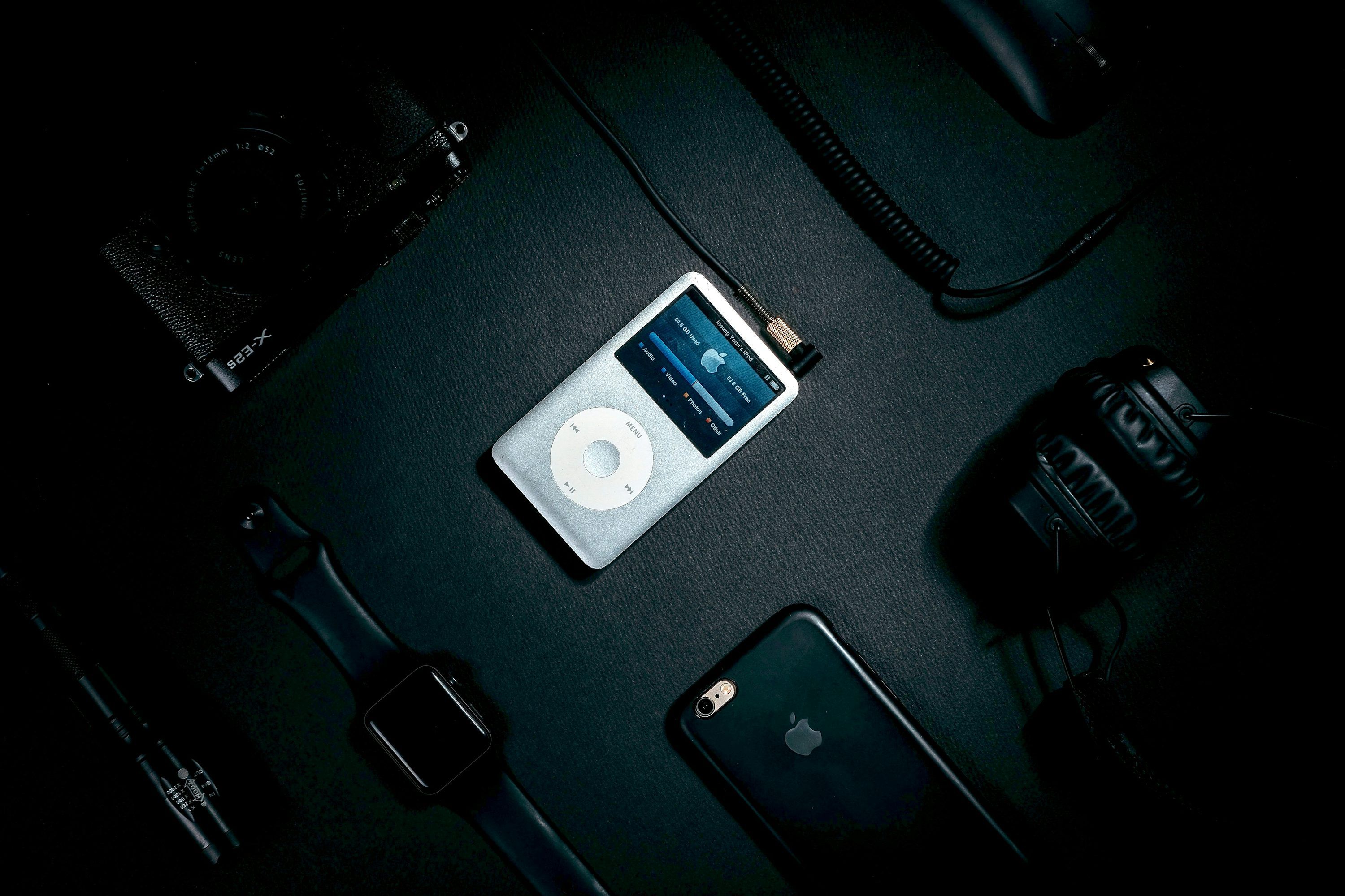 3000x2000 Turned on iPod on black surface