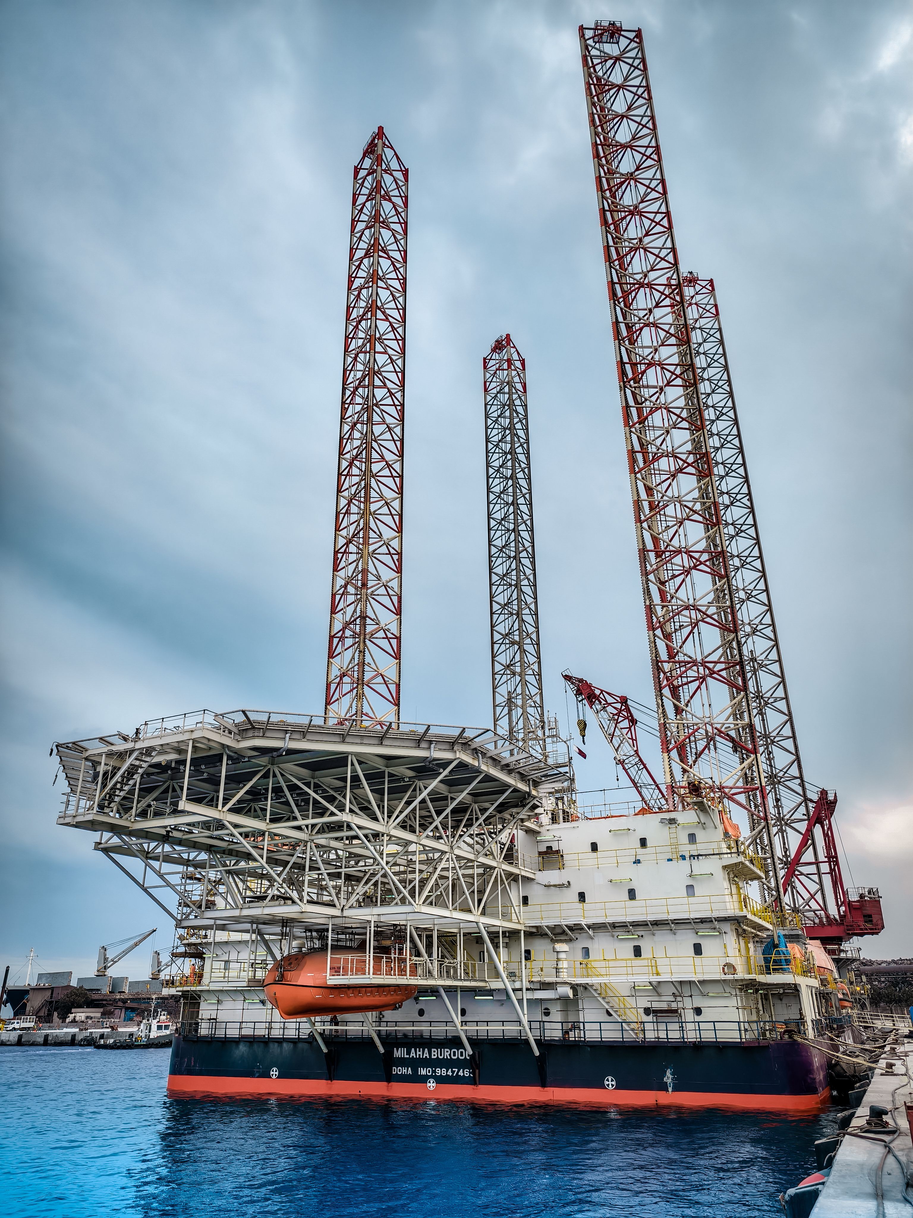3072x4096 Offshore Oil Rig Platform at Ocean Dock · Free