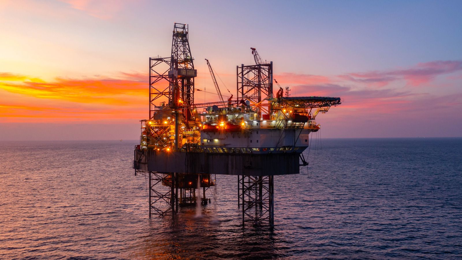1600x900 Do Offshore Oil Rigs Float? Here's How They Stay In Place