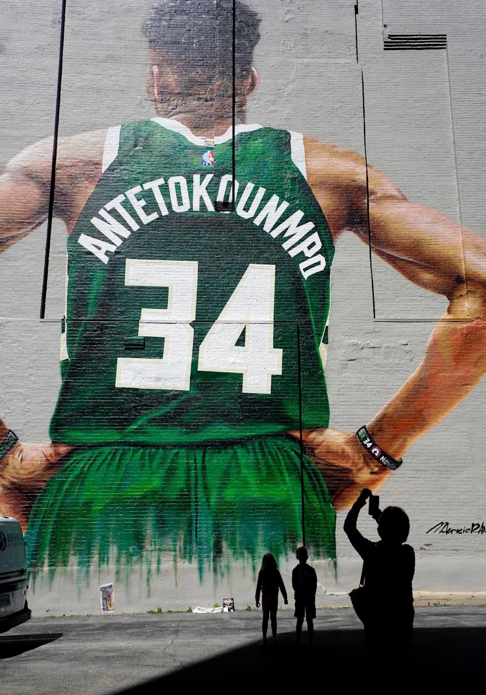 976x1394 Don't worry! Giannis is leaving but his giant mural will remain