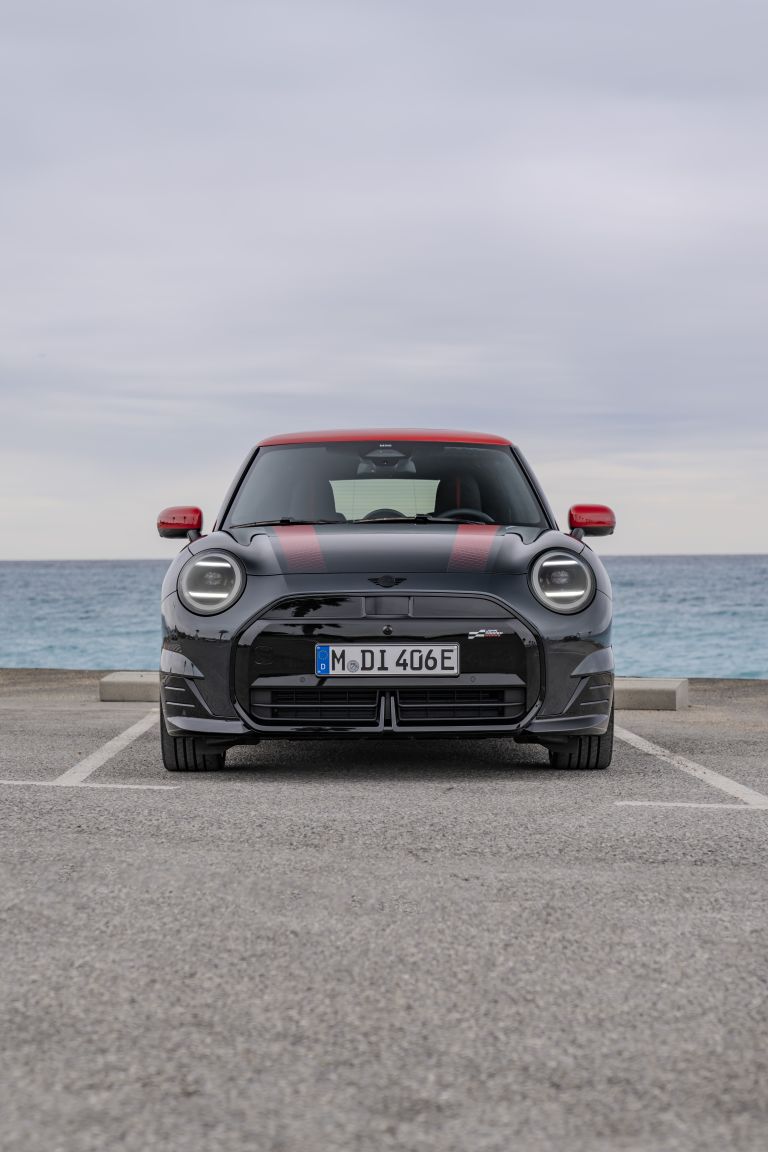 768x1152 Mini Cooper SE JCW Trim quality free high resolution car image, picture and photo