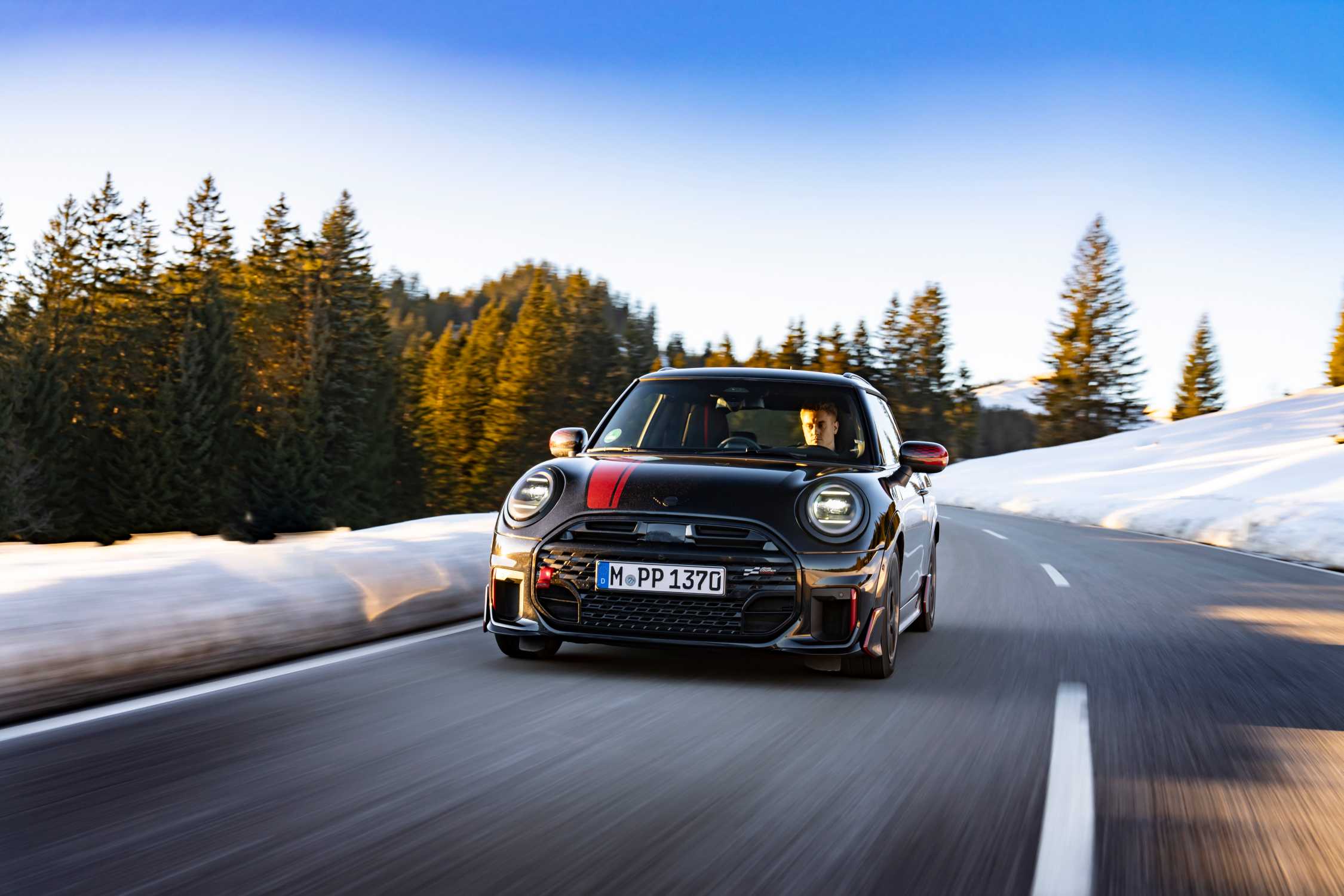 2250x1500 Maximum Performance on Snow and Ice: The MINI John Cooper Works with Genuine Accessories