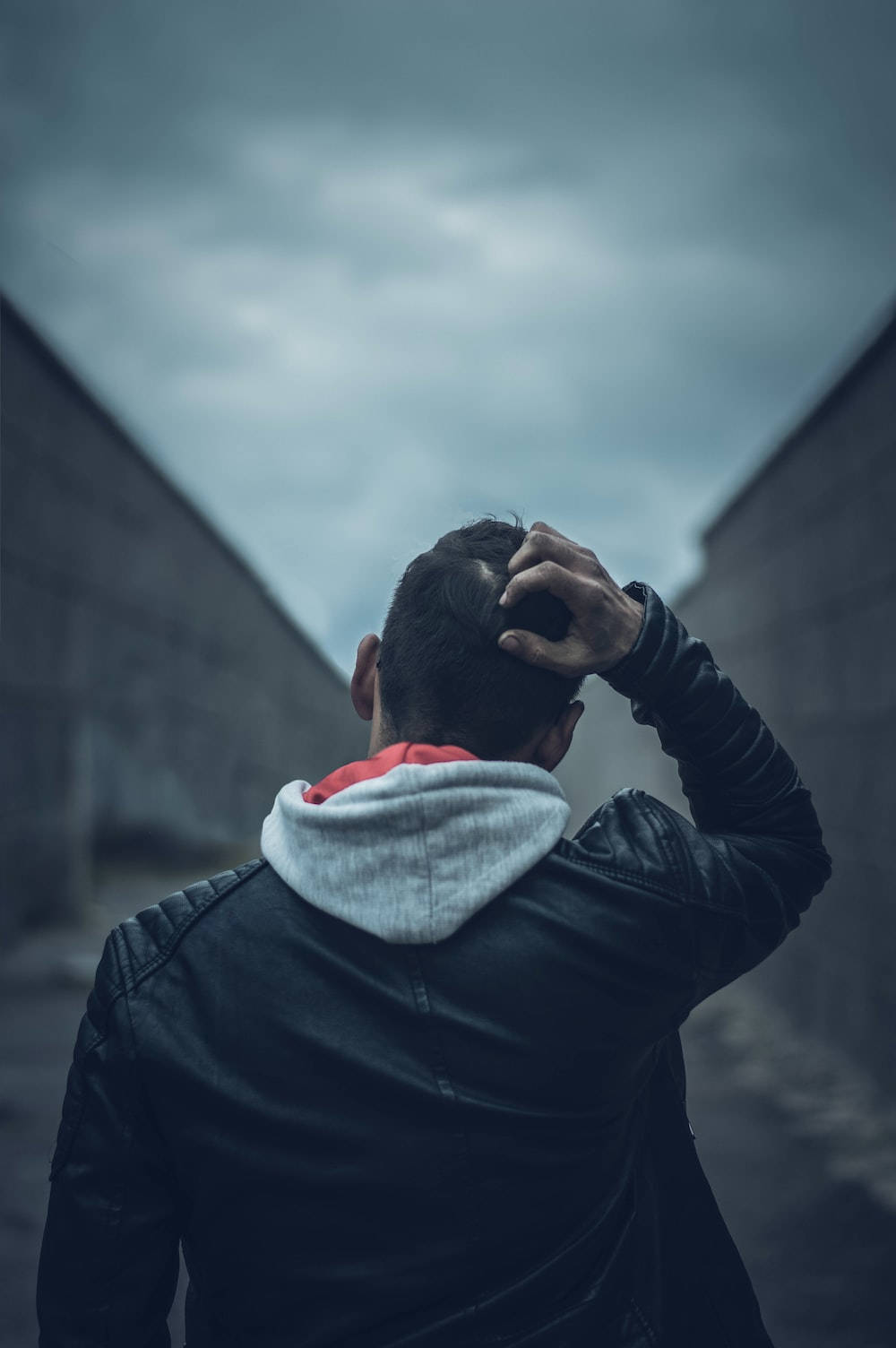 1000x1504 Download Single Boy Head Pose Wallpaper