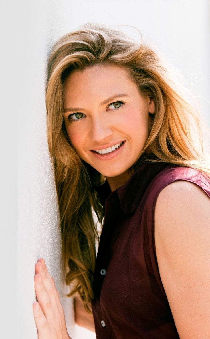 736x1188 Pretty, blonde, smile, Anna Torv, 950x1534 wallpaper