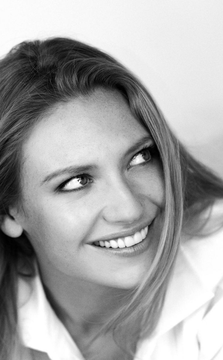 736x1188 Black and white, Anna Torv, smile, 950x1534 wallpaper