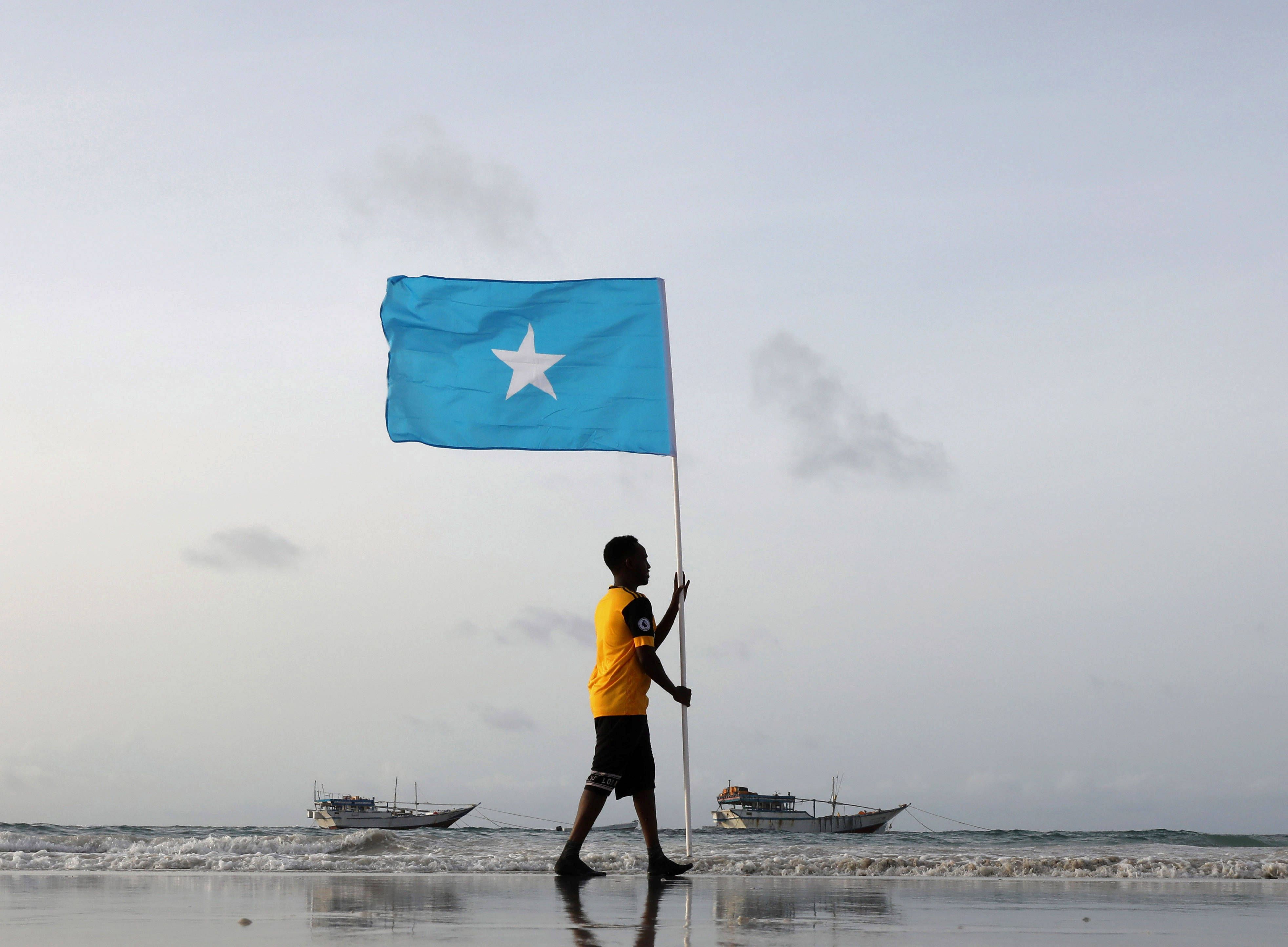 3928x2888 Download Man Carrying Somalia's Flag Wallpaper
