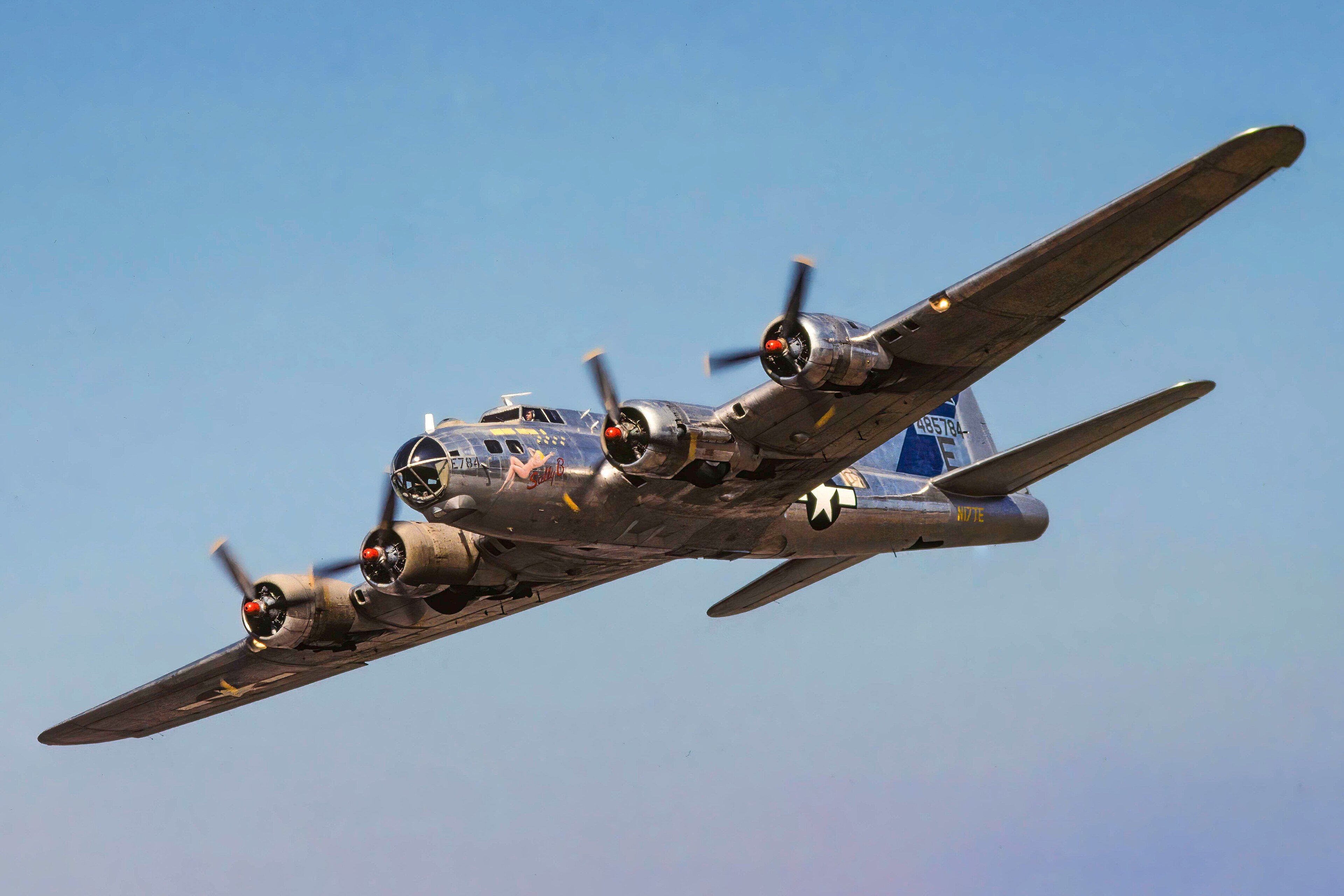 3840x2560 Boeing B 17 Flying Fortress «Sally B» Fly By (R.A.F. Woobridge, Aug. 1976)