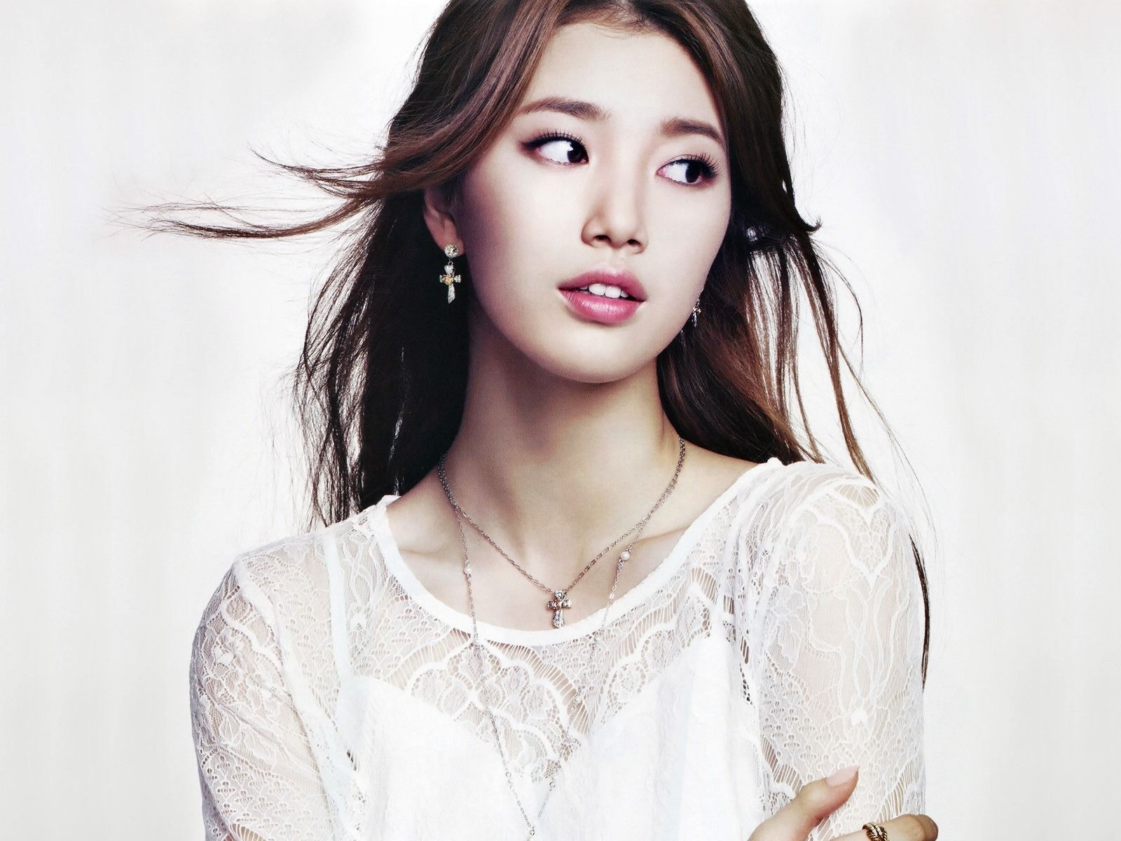 1600x1200 Suzy Korean girls photo HD wallpaper
