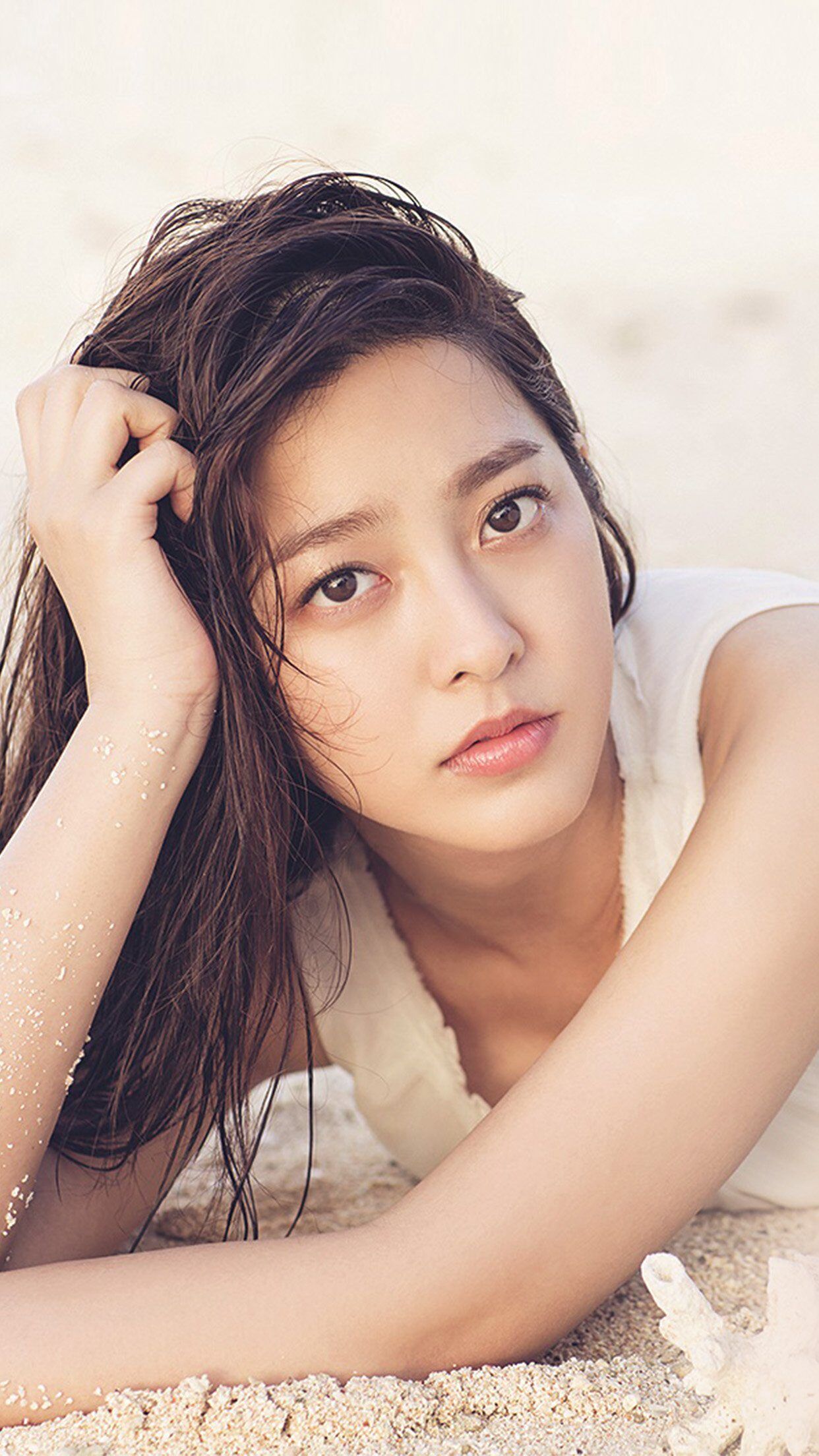 1242x2208 Kpop Girl Seungyeon Beach iPhone 6 Wallpaper