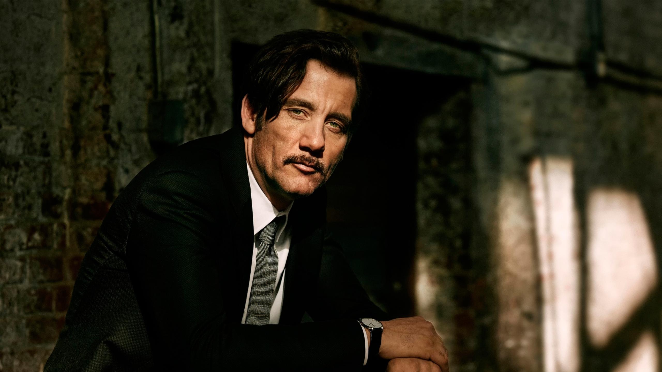 2560x1440 Clive Owen Wallpaper