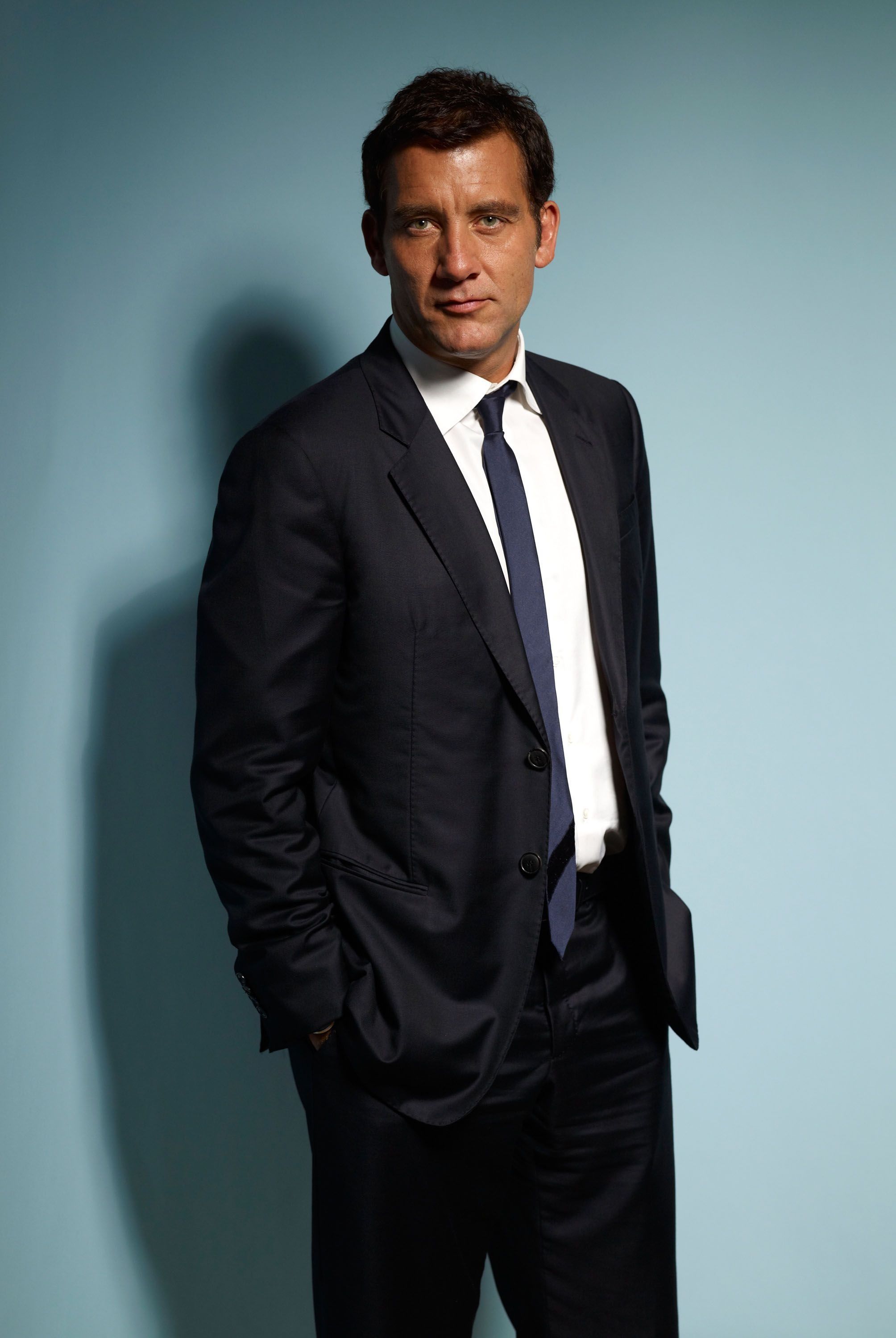 2008x3000 Clive Owen Wallpaper