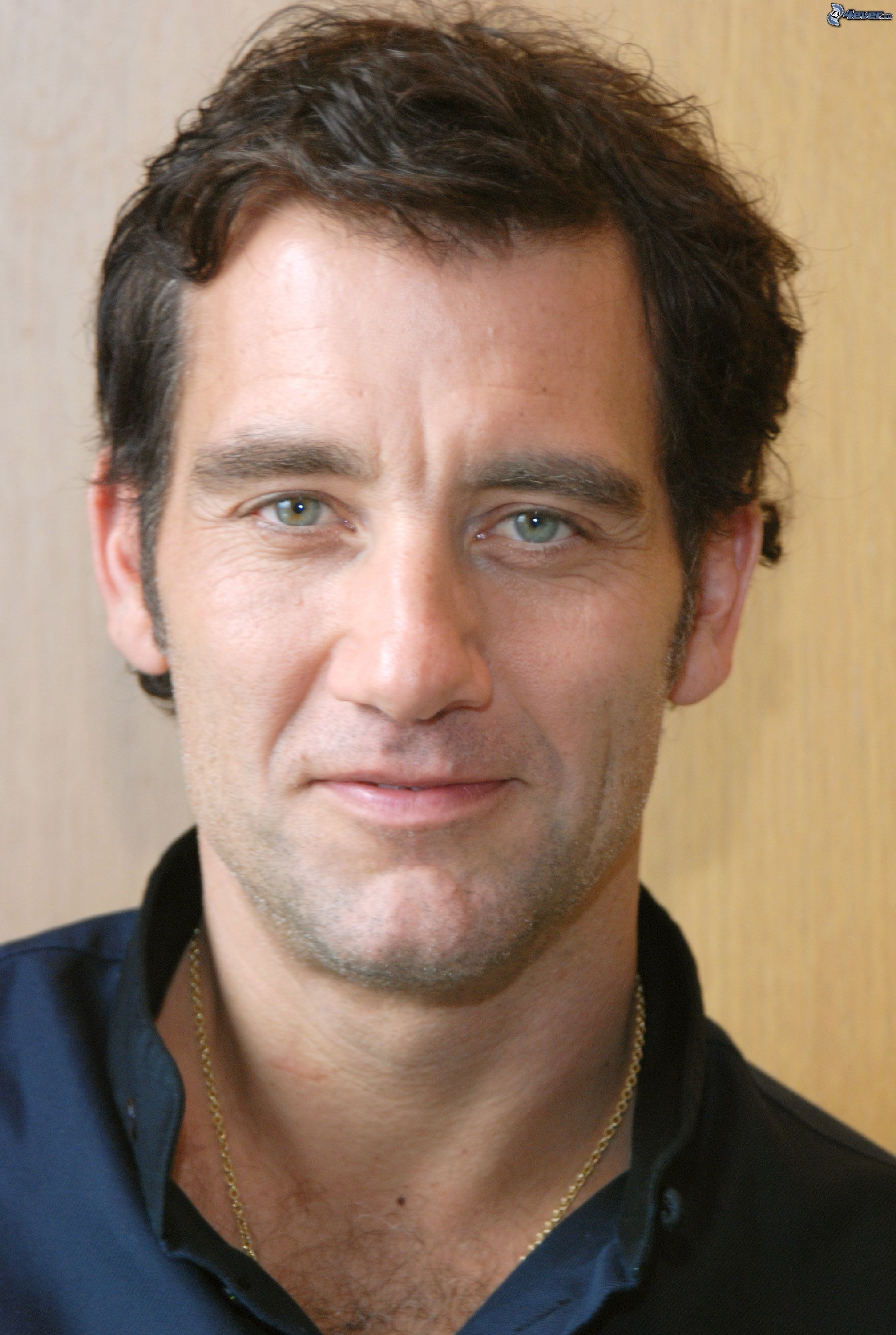 2014x3000 Clive Owen Wallpaper
