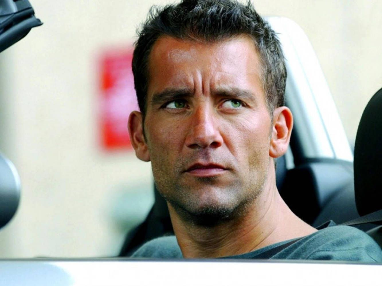1333x1000 Download Riding Clive Owen Wallpaper
