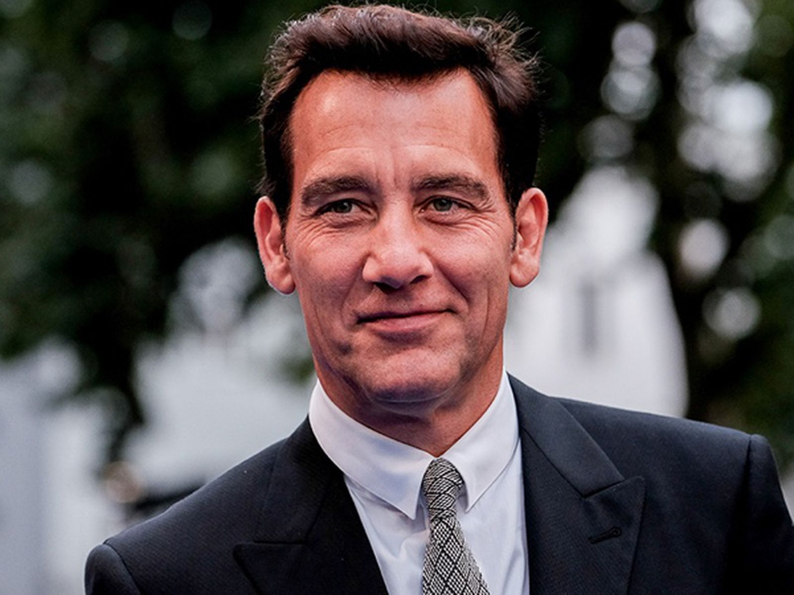 1600x1200 Clive Owen Joins Upcoming Apple TV+ Series 'Lisey's Story' With Julianne Moore