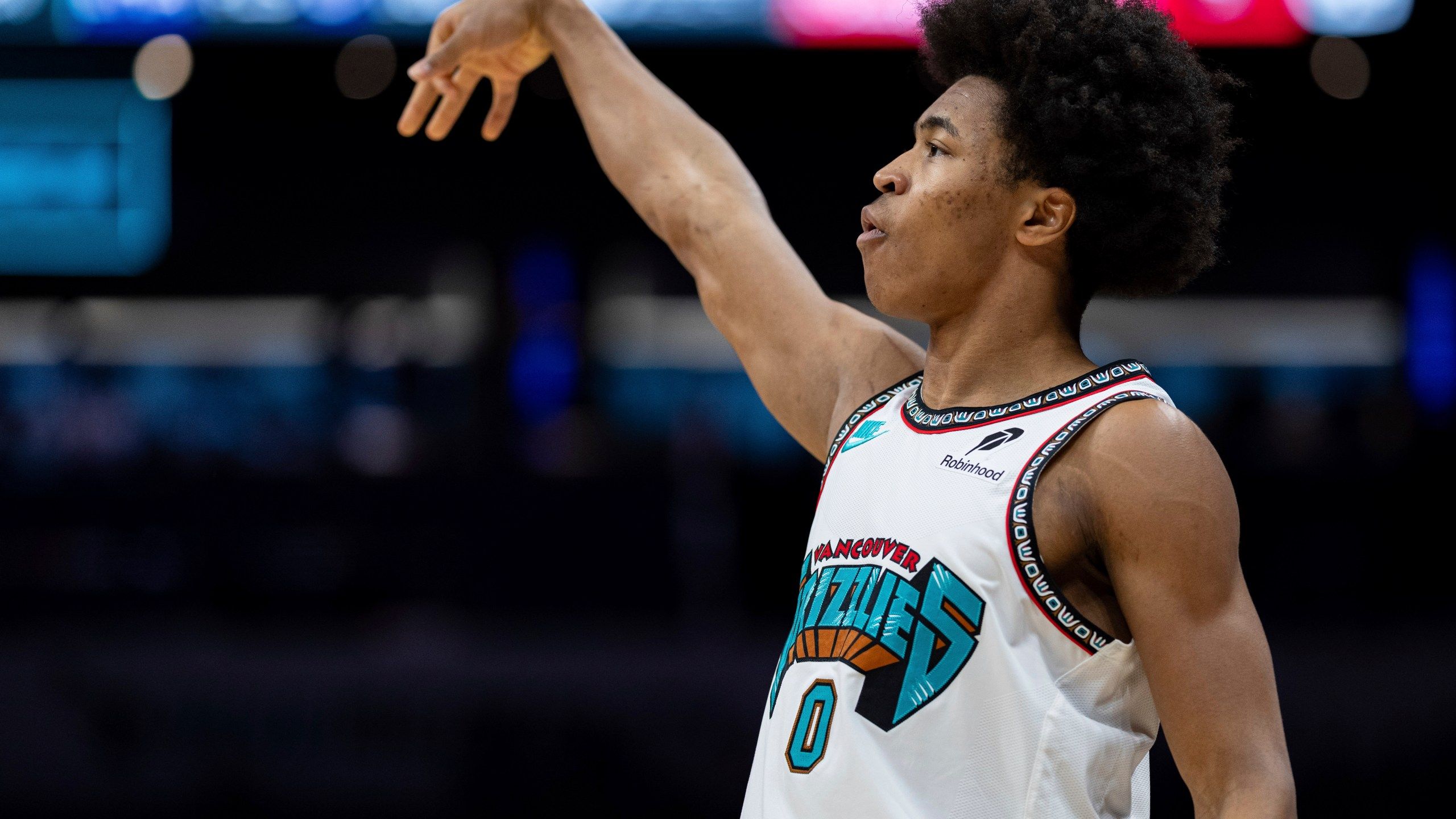 2560x1440 Grizzlies' Jaylen Wells breaks his wrist on hard landing that sent rookie to the hospital