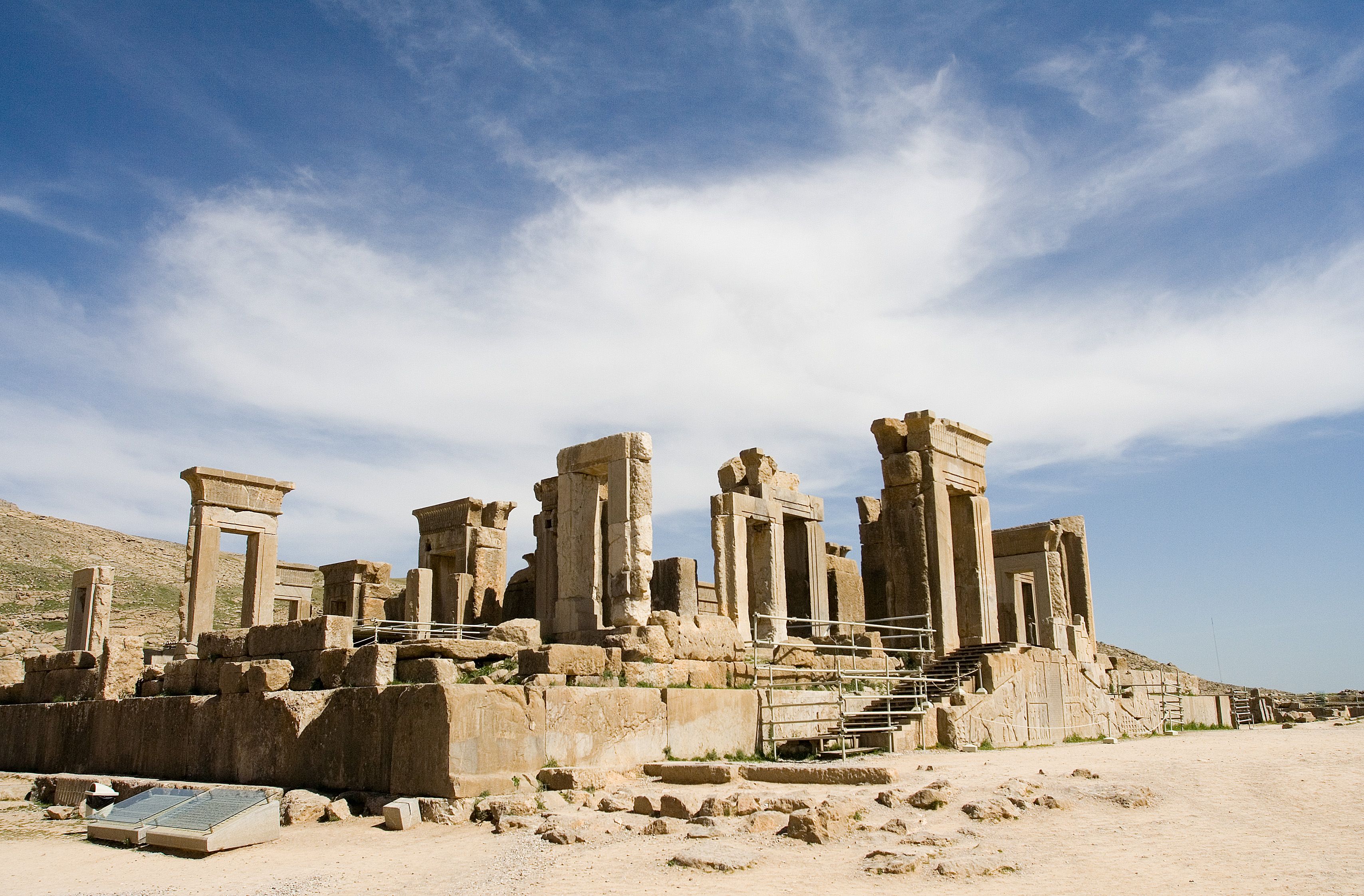 3416x2244 Ancient palace in Persepolis
