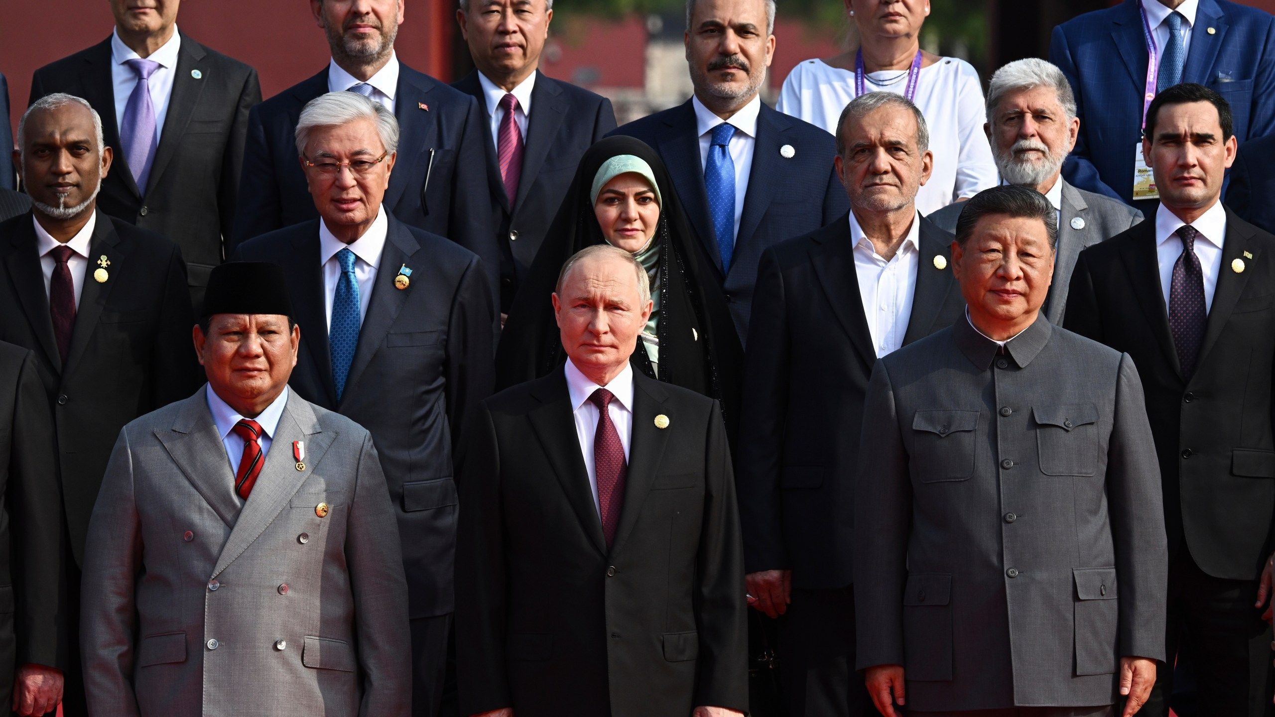 2560x1440 A look at the world leaders joining China's military parade in a show of solidarity with Beijing